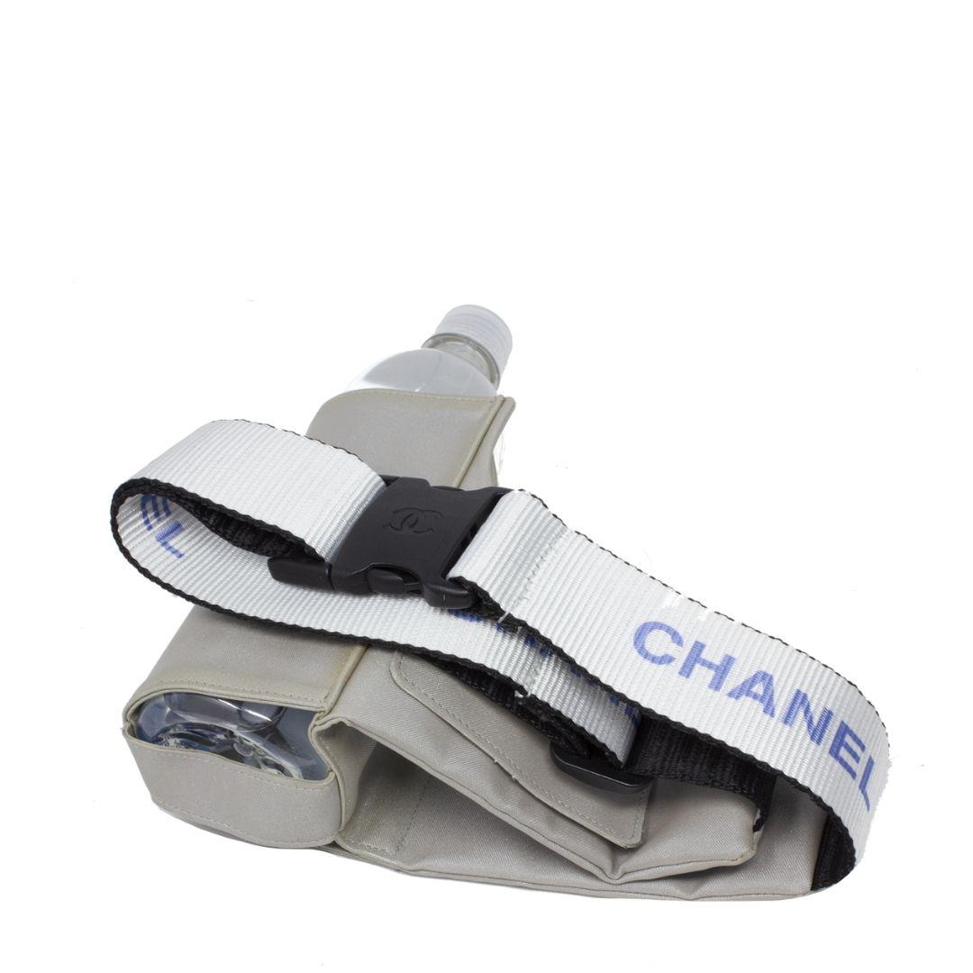 Chanel Limitierte Auflage Sport-Wasserflaschen-Tasche an der Taille (Grau) im Angebot