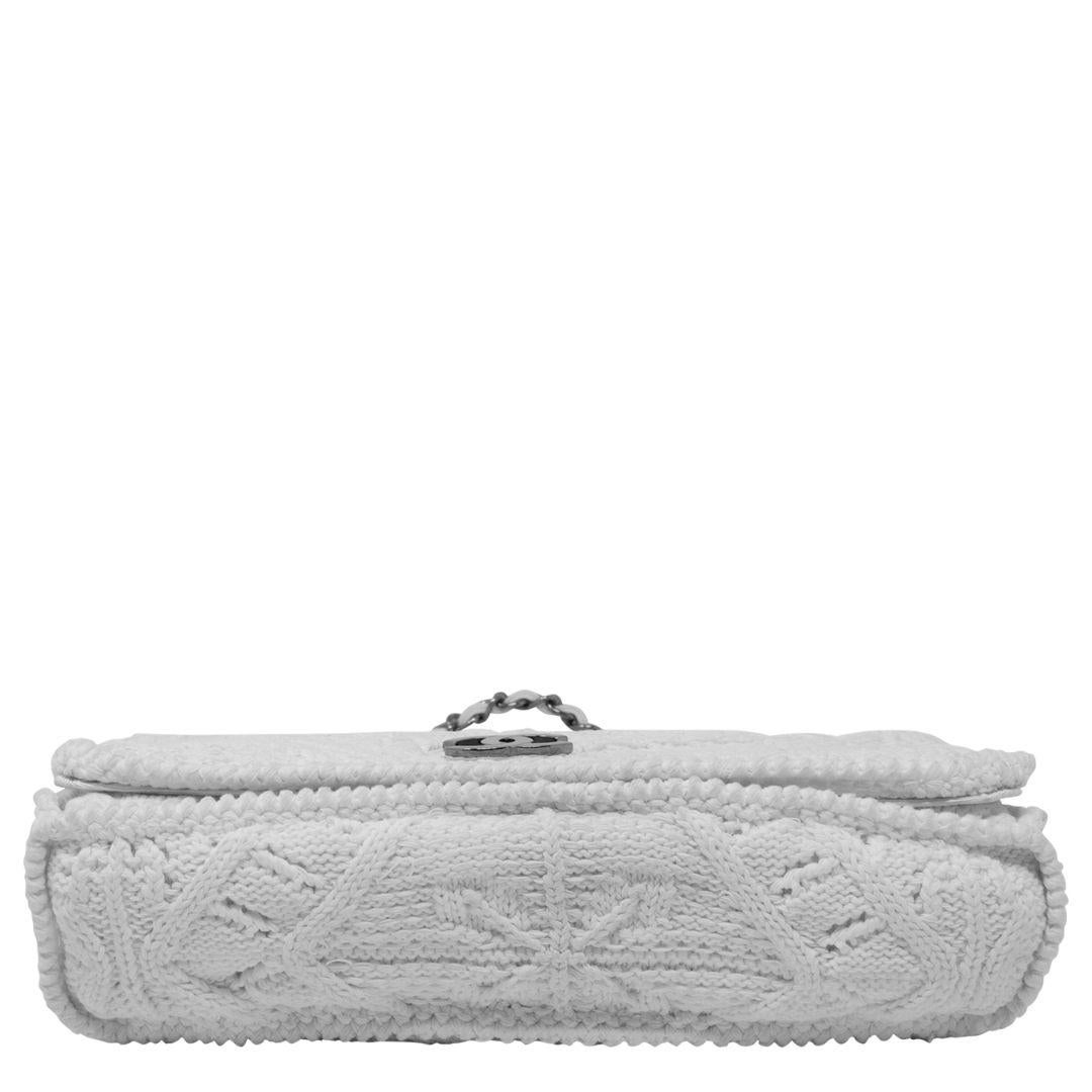 Chanel Limited Edition Weiße Handstrick-Klappentasche im Zustand „Gut“ im Angebot in Atlanta, GA