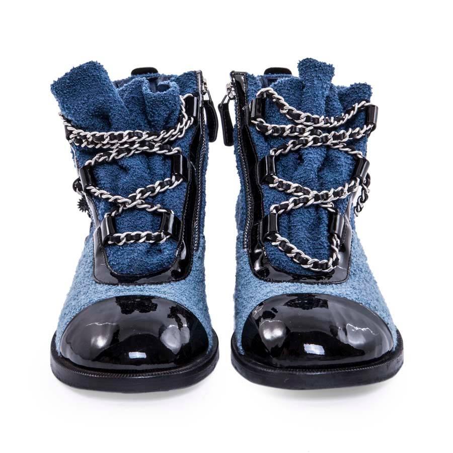 Limited series. Chanel Boots in sponge-style fabric in shades of light blue and deep blue. Size 37.5EU

Palladium silver metal hardware. Silver chains and black leather. The tip is black varnished. The sole is in leather.

Dimensions : length of the