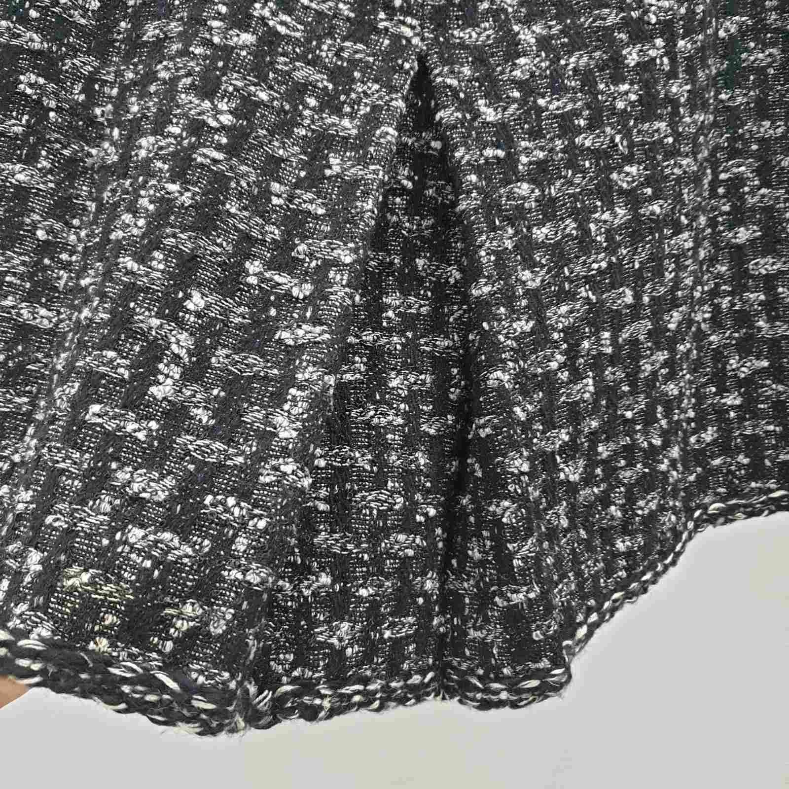 CHANEL - Jupe en laine mélangée, doublée, noire et grise Excellent état - En vente à Krakow, PL