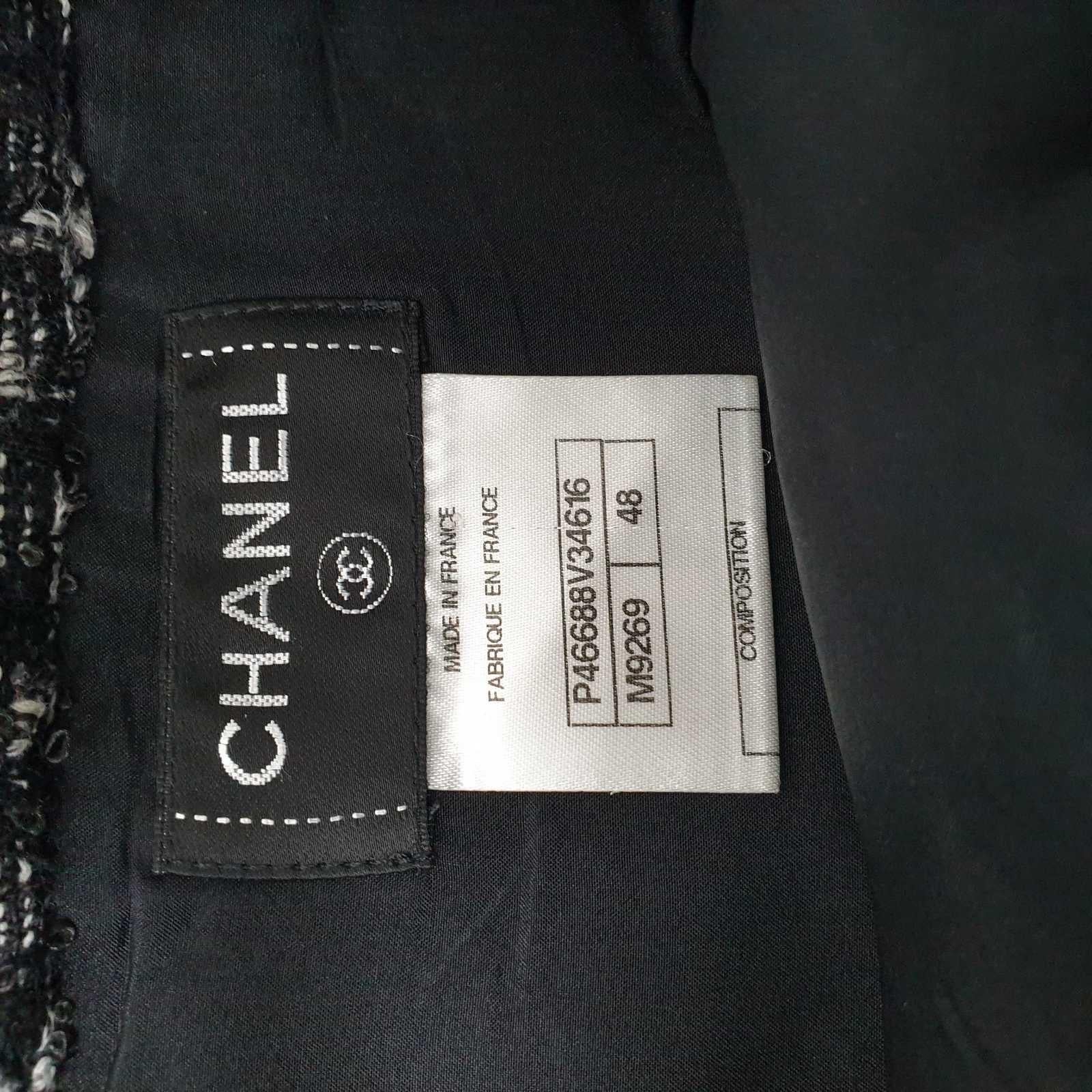 CHANEL - Jupe en laine mélangée, doublée, noire et grise en vente 1