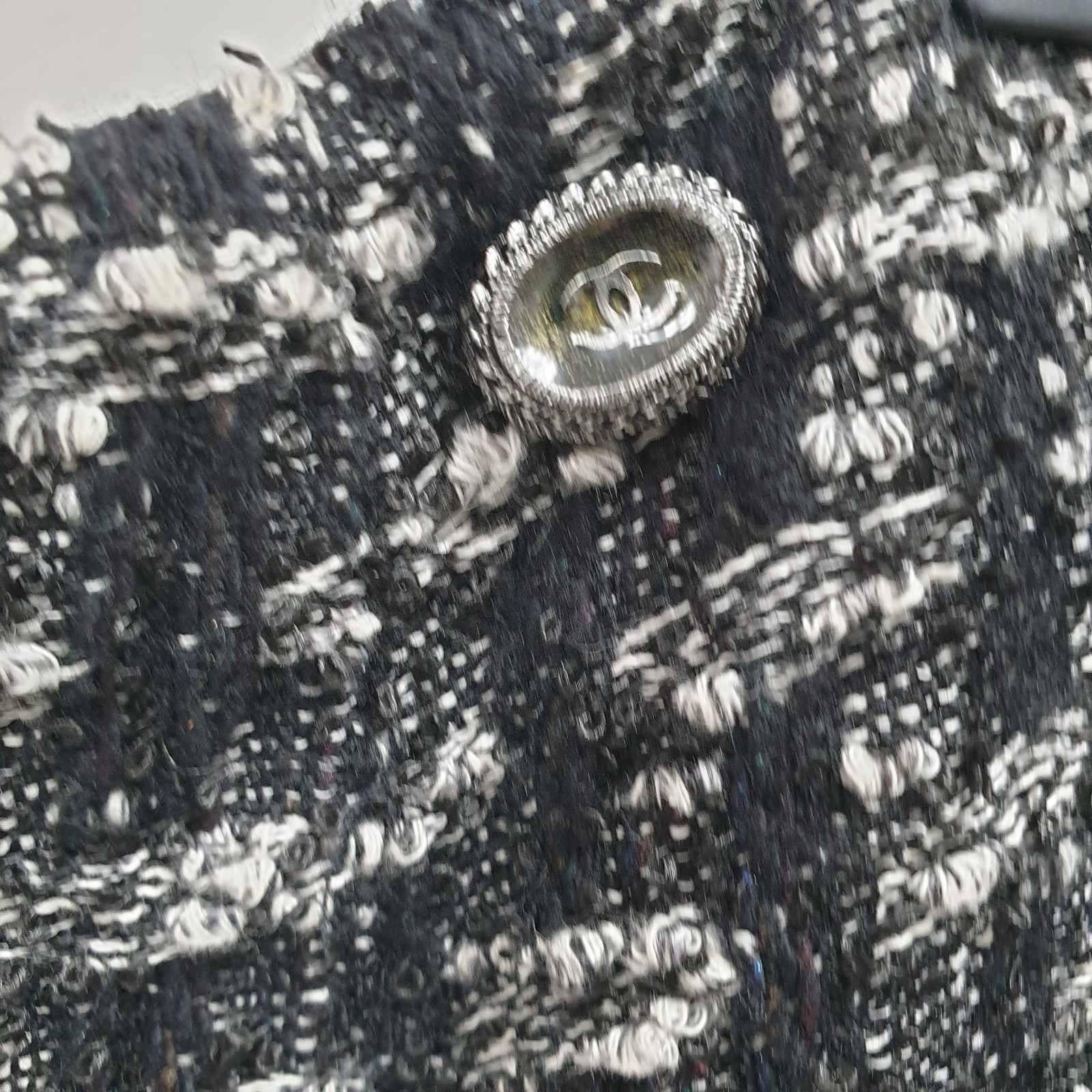 CHANEL - Jupe en laine mélangée, doublée, noire et grise en vente 2