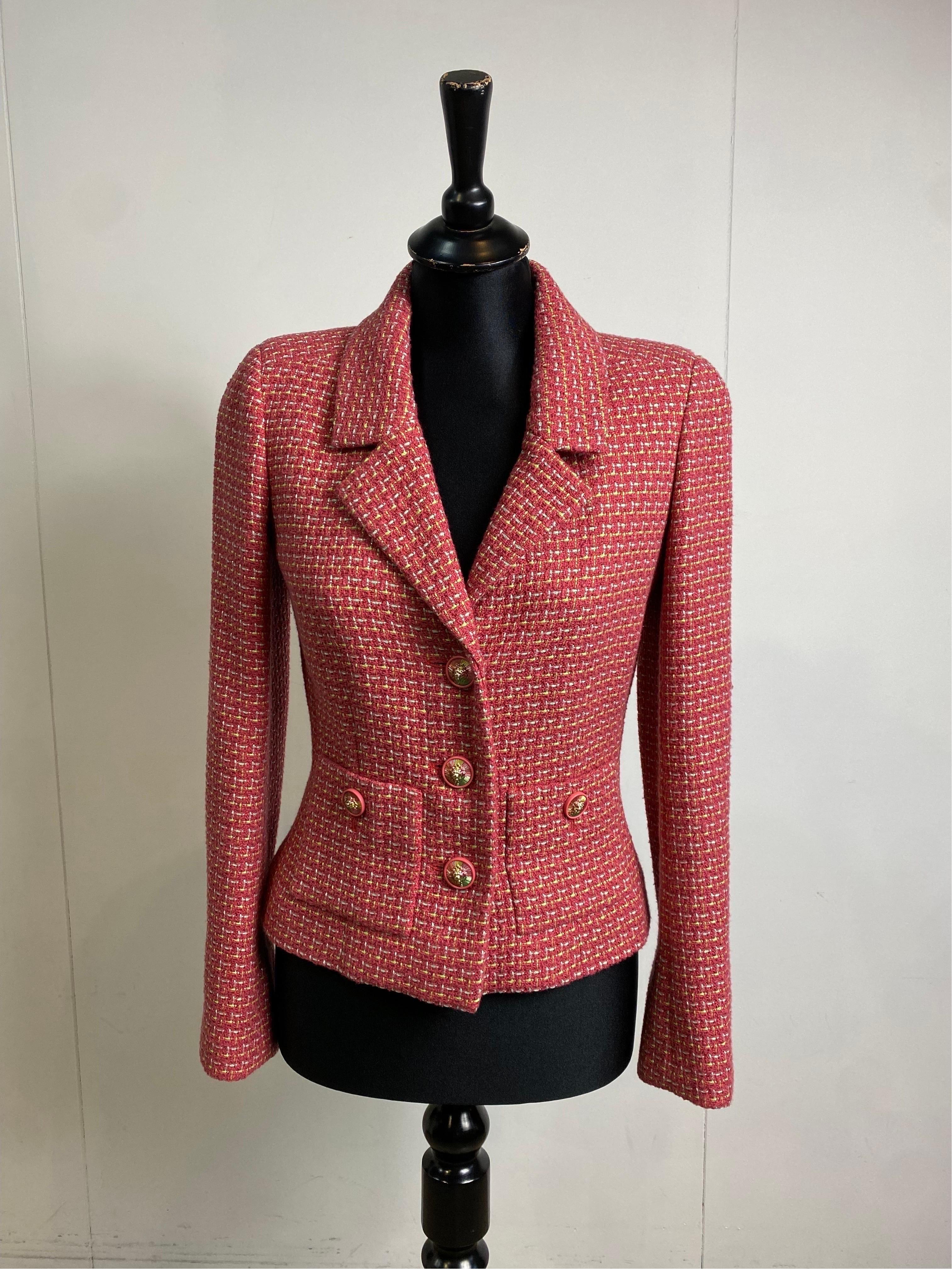 Chanel jacket.
Made of cotton, polyester and viscose. Silk lined.
Very rare and precious buttons with lion detail.
French size 34 which corresponds to an Italian 38.
Shoulders 40 cm
Bust 42 cm
Length 60 cm
Sleeve 62 cm
Excellent general condition,