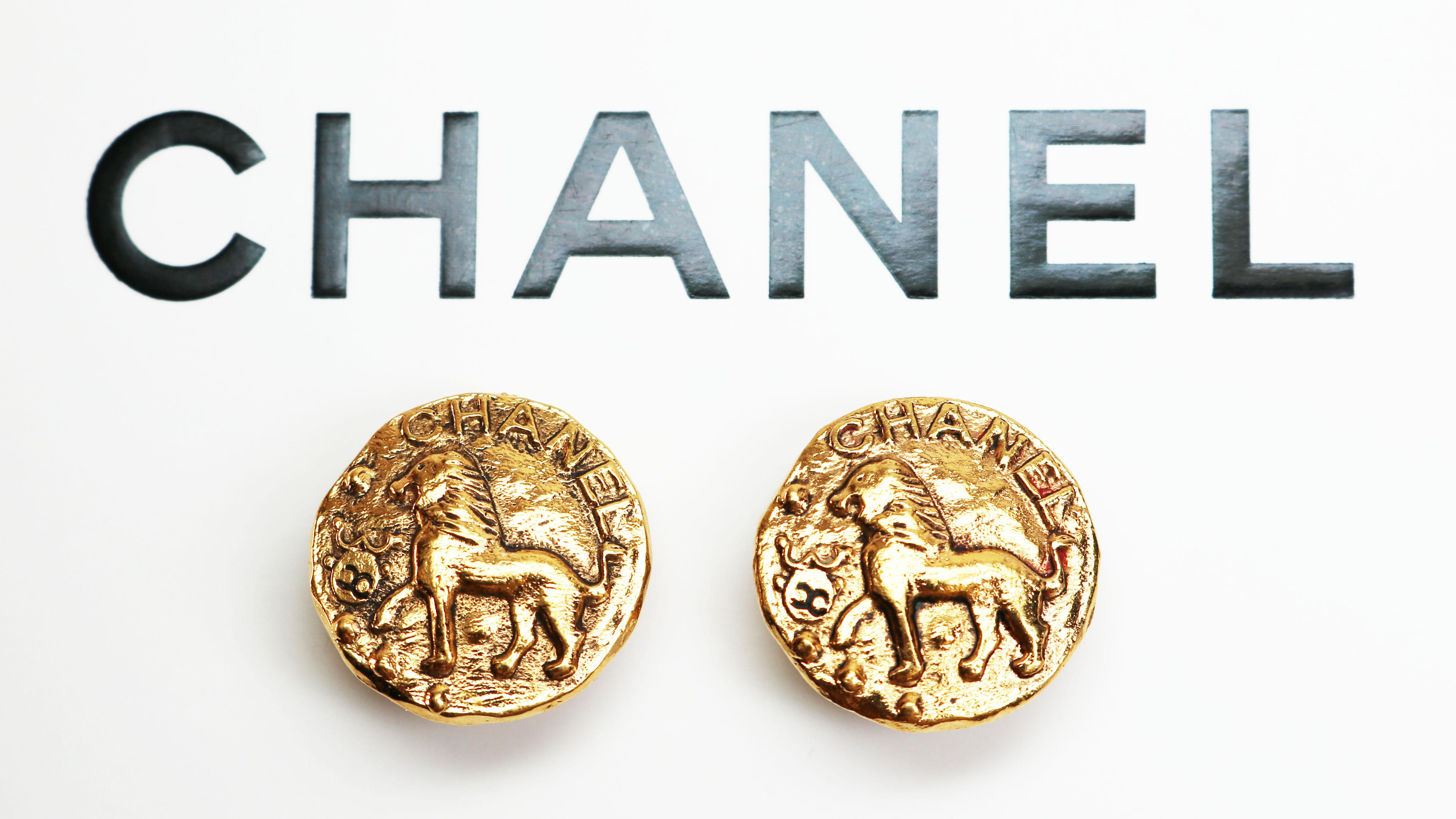 Chanel Lion Clip On Earrings In Good Condition For Sale In Mastic Beach, NY