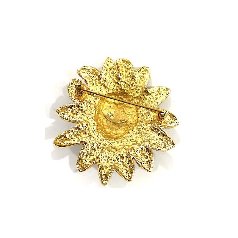 Splendid  Vintage Chanel lion head brooch.

Condition : very good
Made in France
Model : brooch
Color : gold
Material : metal
Dimensions : 5,2x5cm
Stamp : yes S for sales
Vintage