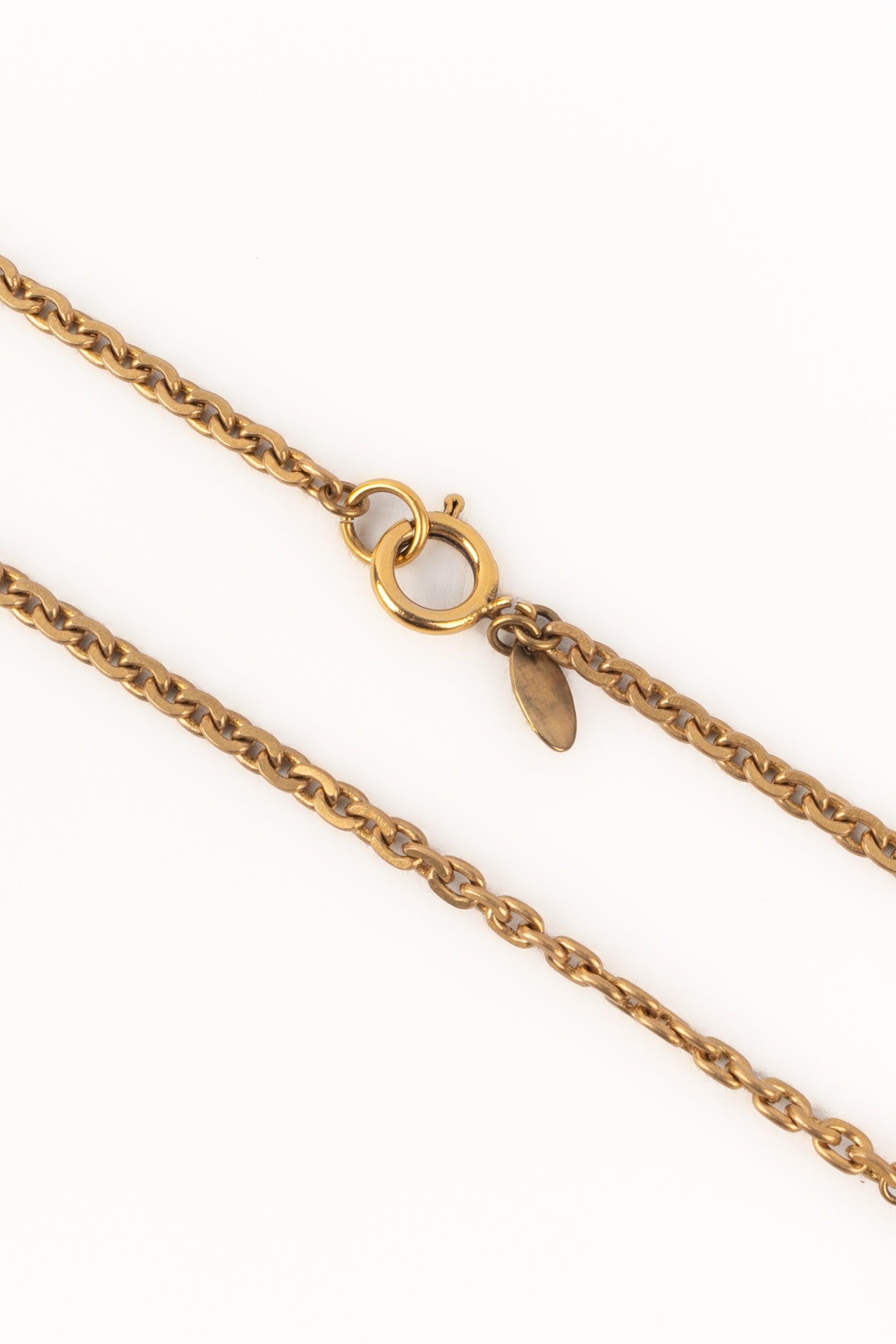 CHANEL - (Made in France) Golden metal sautoir / necklace with costume pearls and lion heads. Jewelry from the early 1980s.

Additional information:
Condition: Good condition
Dimensions: Length: 120 cm

SKU:CB267