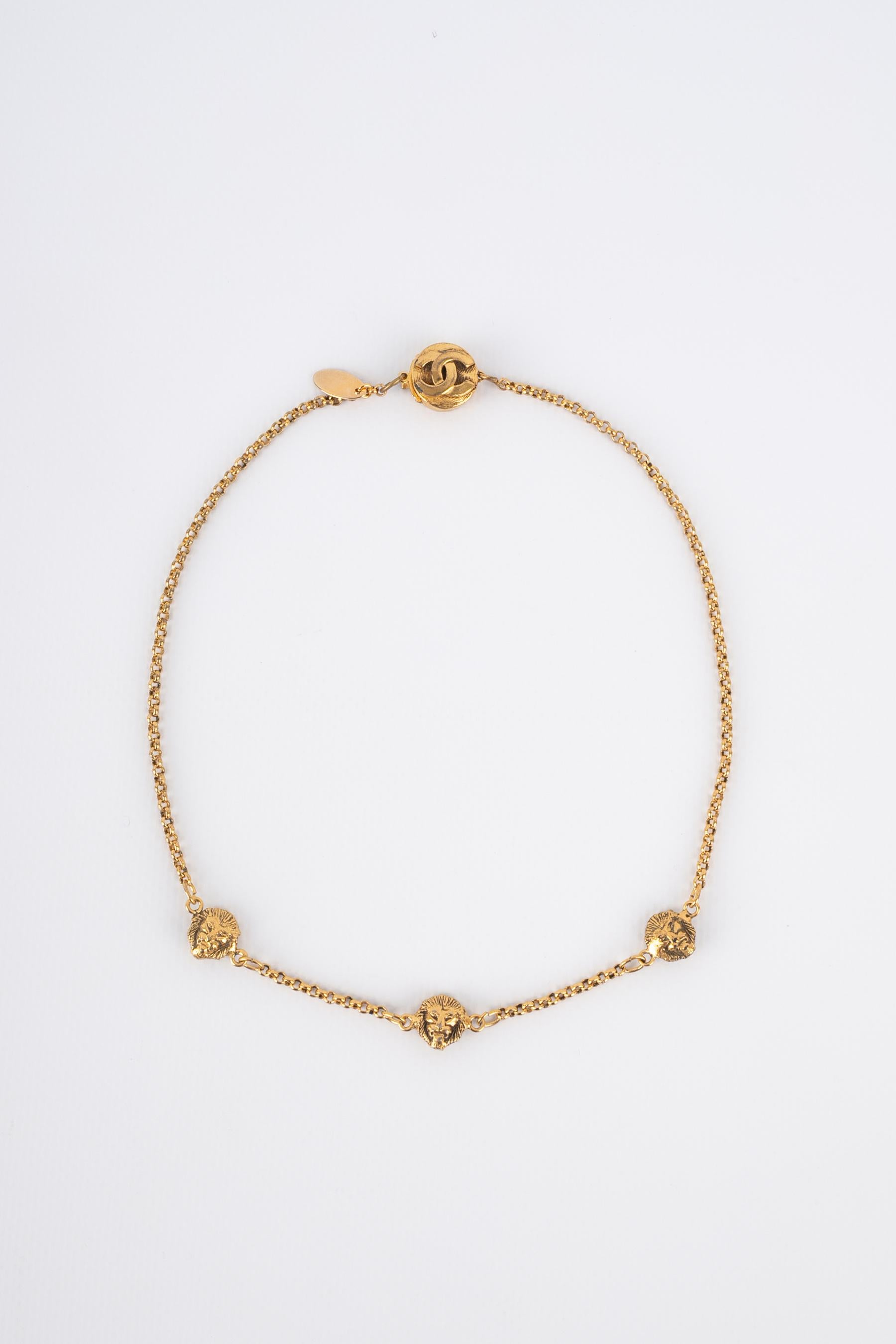 CHANEL - (Made in France) Golden metal short necklace representing lion heads. Jewelry from the 1980s.

Condition:
Very good condition

Dimensions:
Length: 39 cm

CB275