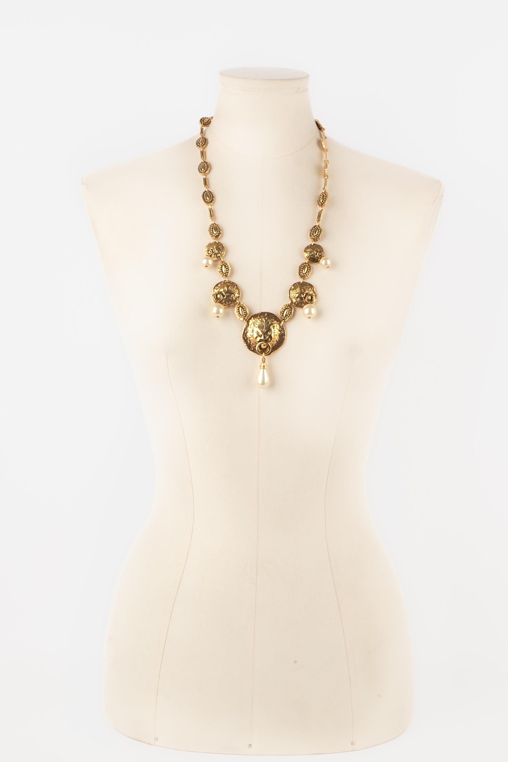 CHANEL - (Made in France) Short golden metal necklace decorated with lion heads and costume pearls.

Condition:
Very good condition

Dimensions:
Length: 67 cm

SKU:CB242