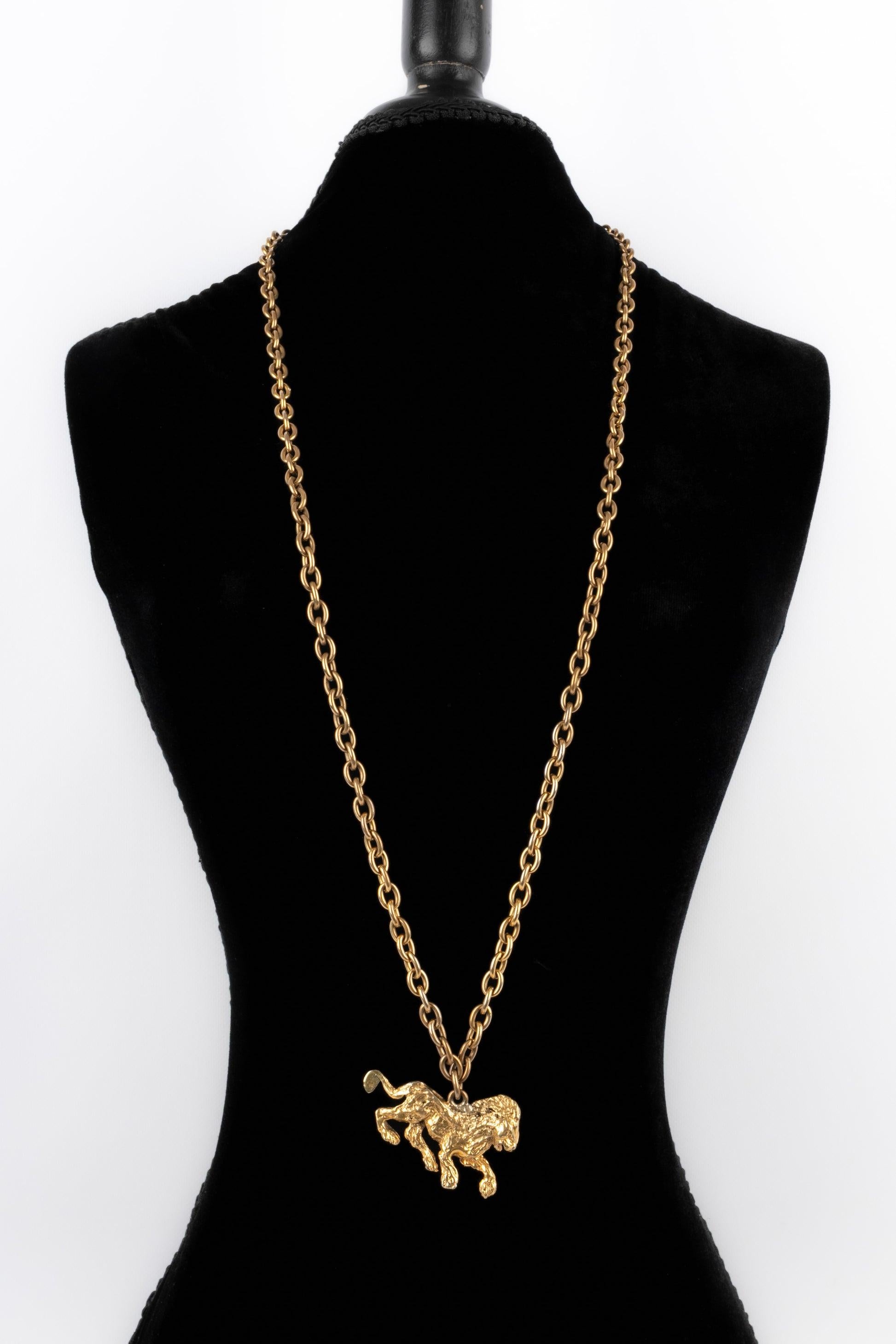 Chanel - (Fabriqué en France) Collier haute couture en métal doré antique avec un pendentif en forme de lion.
 
 Informations complémentaires : 
 Condit : Très bon état.
 Dimensions : Longueur : 100 cm
 
 Référence du vendeur : CB282
