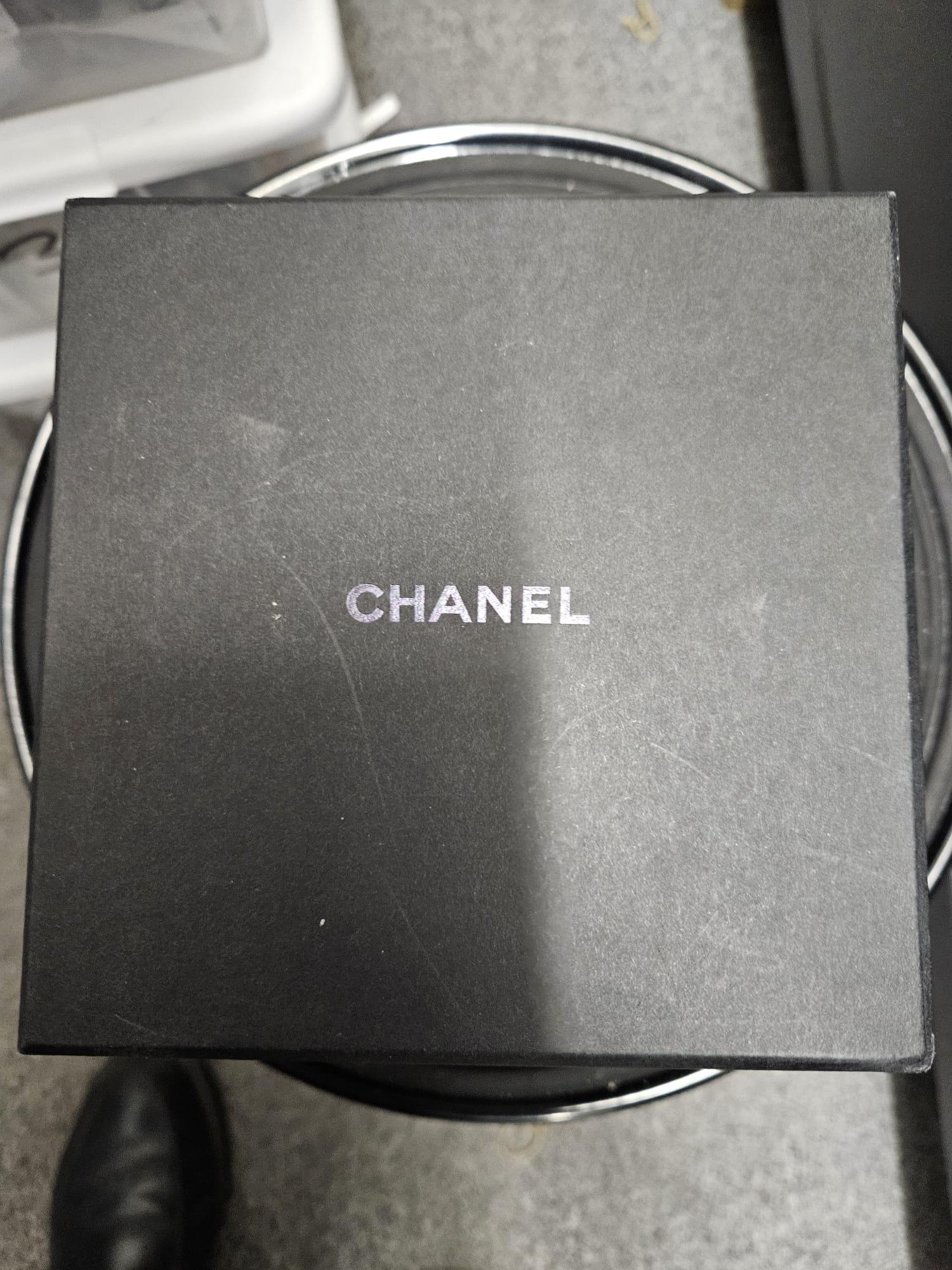 Chanel Löwe Weißgold Diamant-Ohrringe J60875 im Angebot 2