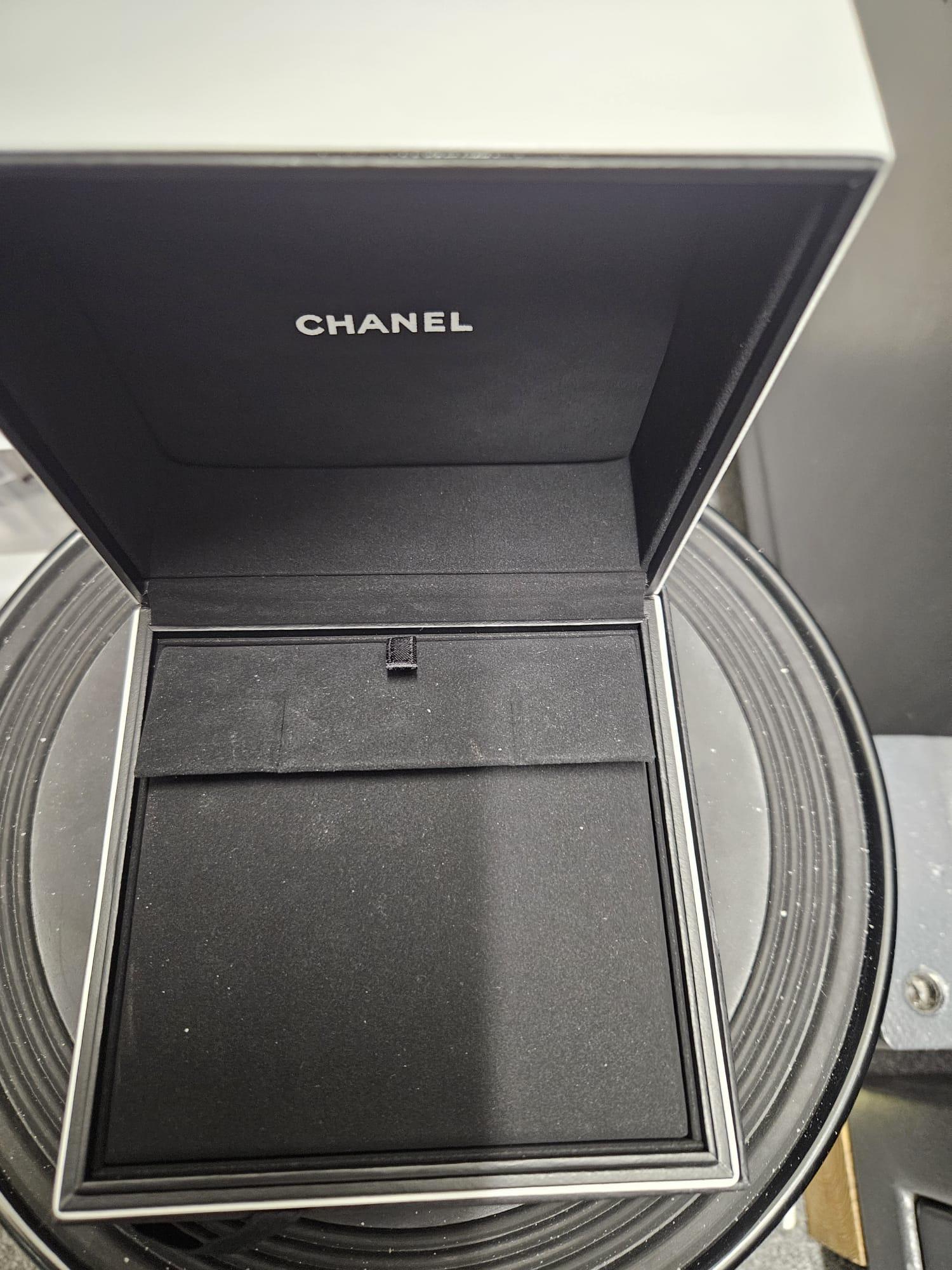 Chanel Löwe Weißgold Diamant-Ohrringe J60875 im Angebot 3