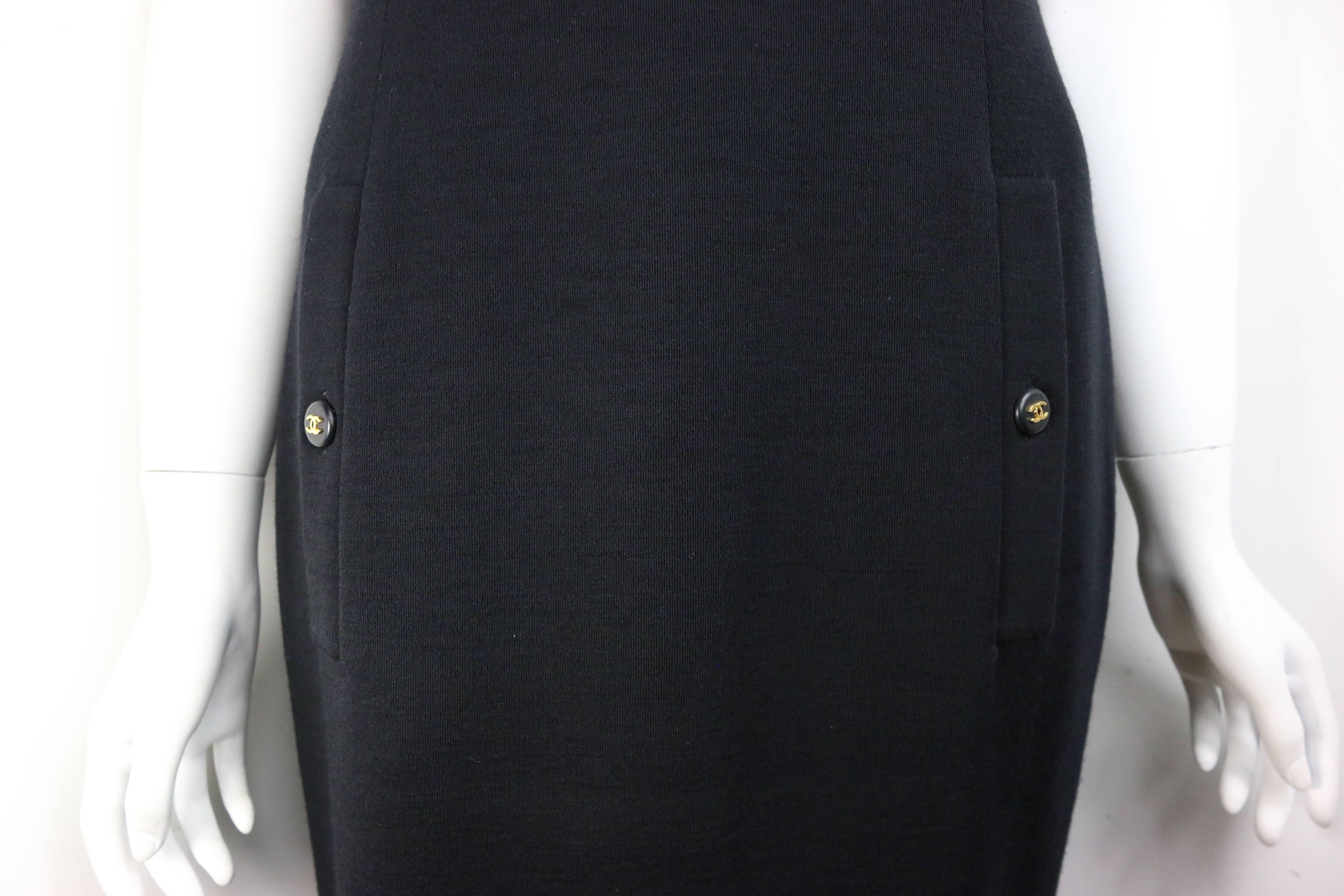 - Vintage Chanel kleines schwarzes Kleid aus Wolle aus der Herbstkollektion 1995. Das Kleid könnte schon einmal geändert worden sein und es passt wie eine 36 bis 38. 

- Mit zwei horizontalen Leistentaschen auf der Brust. Zwei vertikale