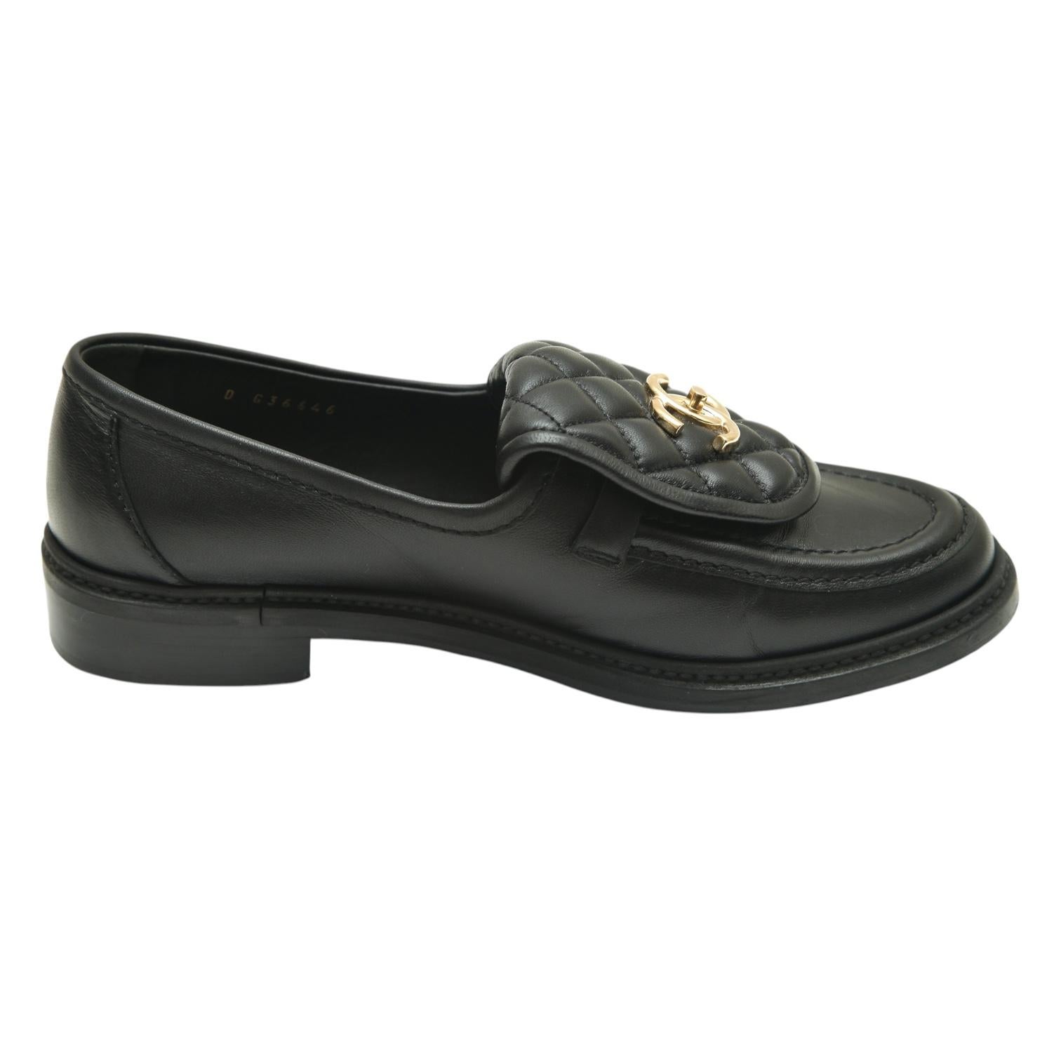 CHANEL BLACK LEATHER TURN LOCK MOCCASINS 

Retails excluding sales taxes $1,500

Details:
- Black lambskin leather uppers.
- CC log gold turn lock.
- Quilted top flap.
- Comes with dust bag.

Sz: 38.5

Measurements (Approximate): - Insole