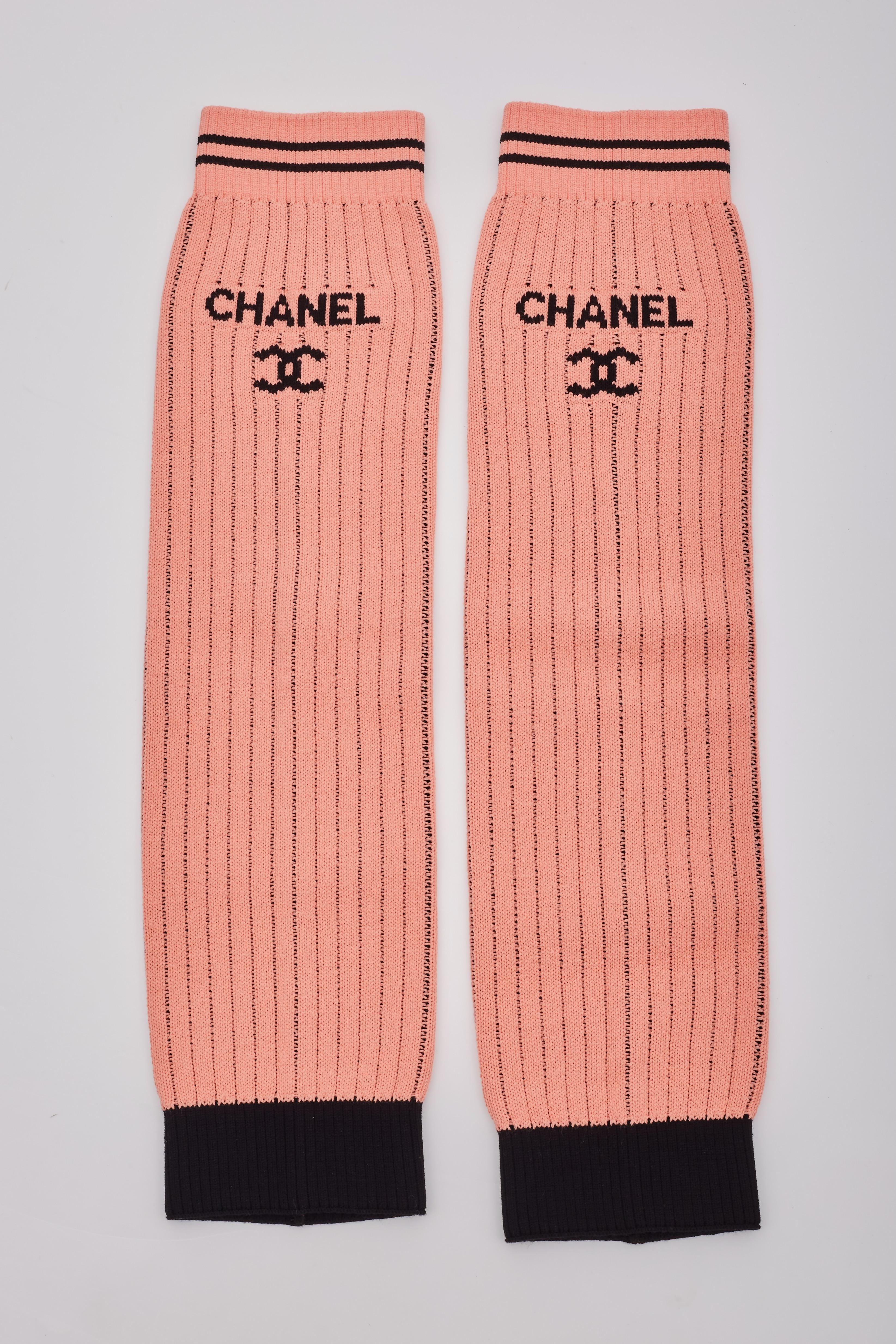 Voici les très recherchées jambières Chanel en maille, en abricot (corail), qui font partie de la collection en production limitée de la ligne Croisière 2024 de Chanel. Cette pièce a été présentée lors du défilé de LA Hollywood Cruise, plus