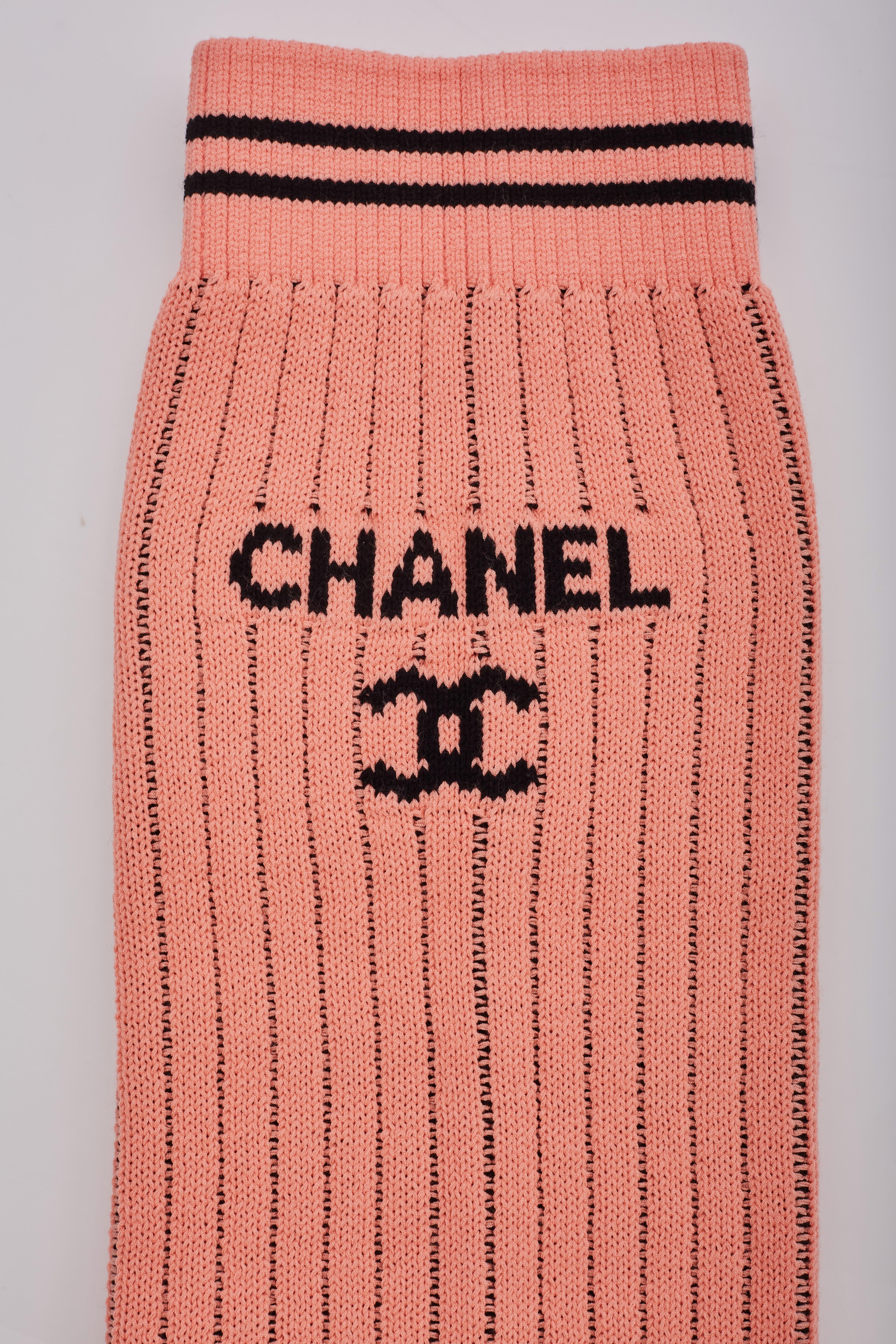 Chanel Logo Apricot-Strickbein-Krieger Gaiters mit Bein Damen im Angebot