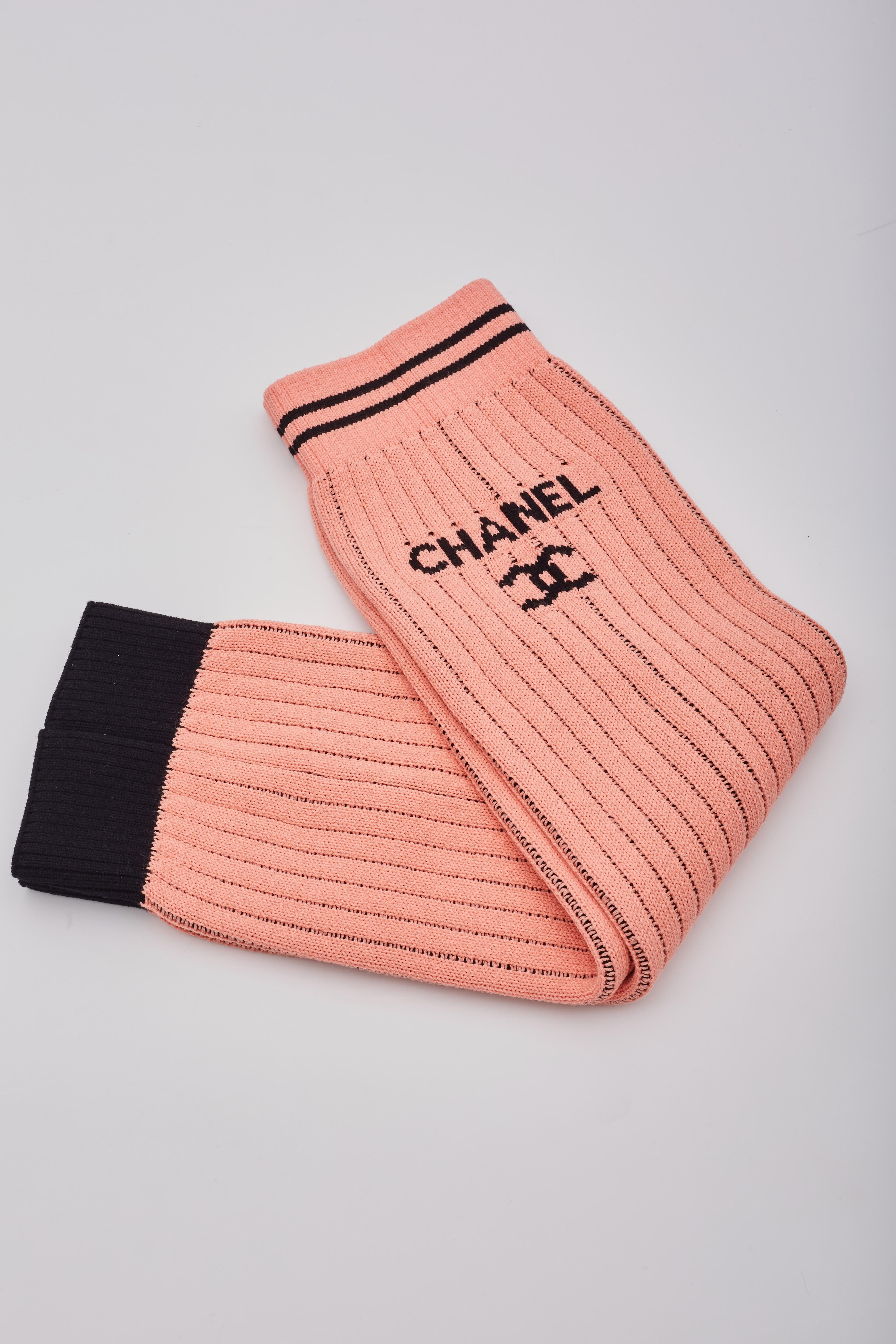 Chanel Logo Apricot-Strickbein-Krieger Gaiters mit Bein im Angebot 1