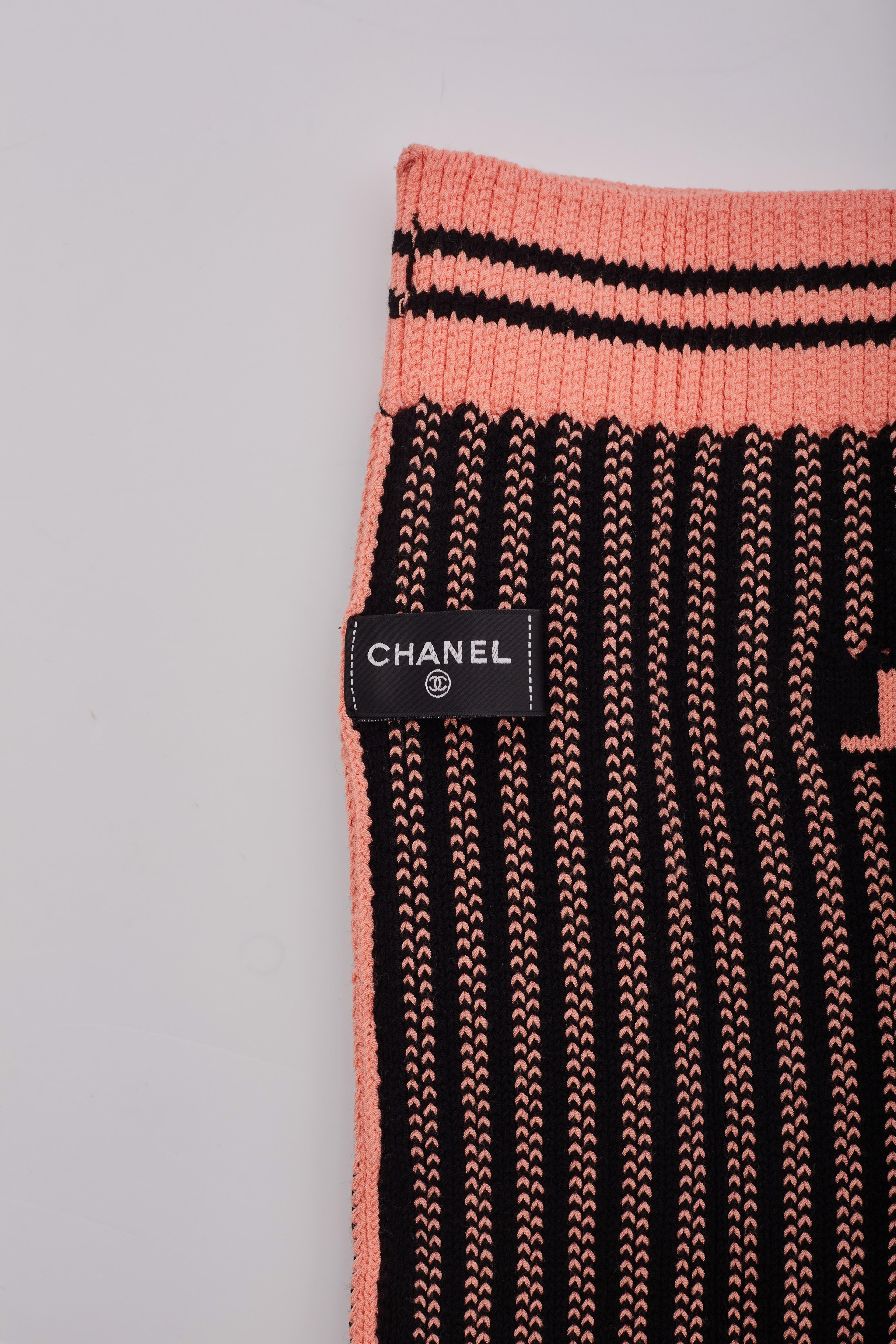 Guêtres en tricot avec logo Chanel abricot en vente 2