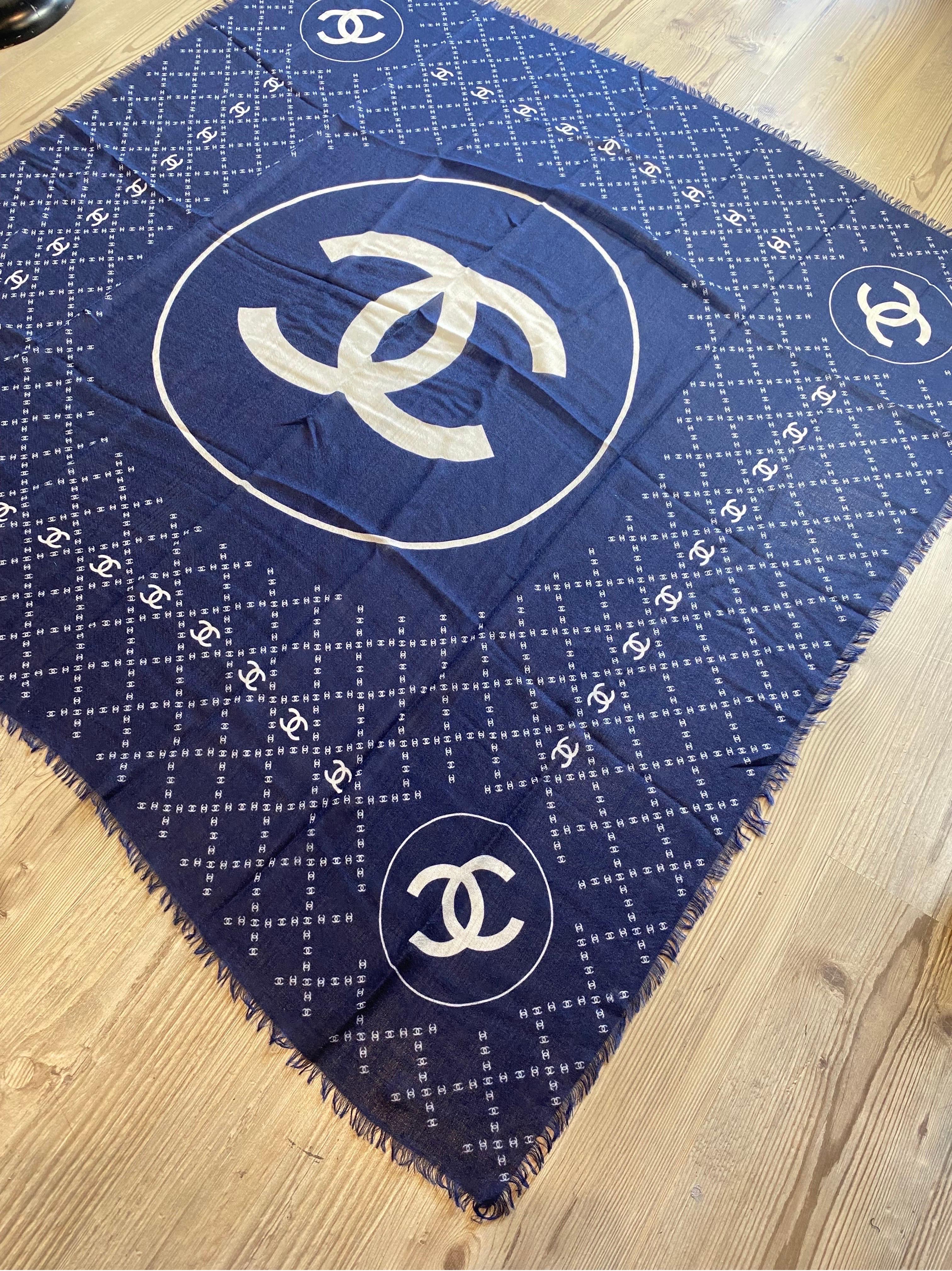 Chanel logo blue cashmere stole
In wool, cashmere, viscose silk and polyester.
Measurements: 137 x 137 cm.
Frayed along the edges. 
In very good condition, shows signs of normal use. Given the delicacy, there may be minimal pulled threads that are