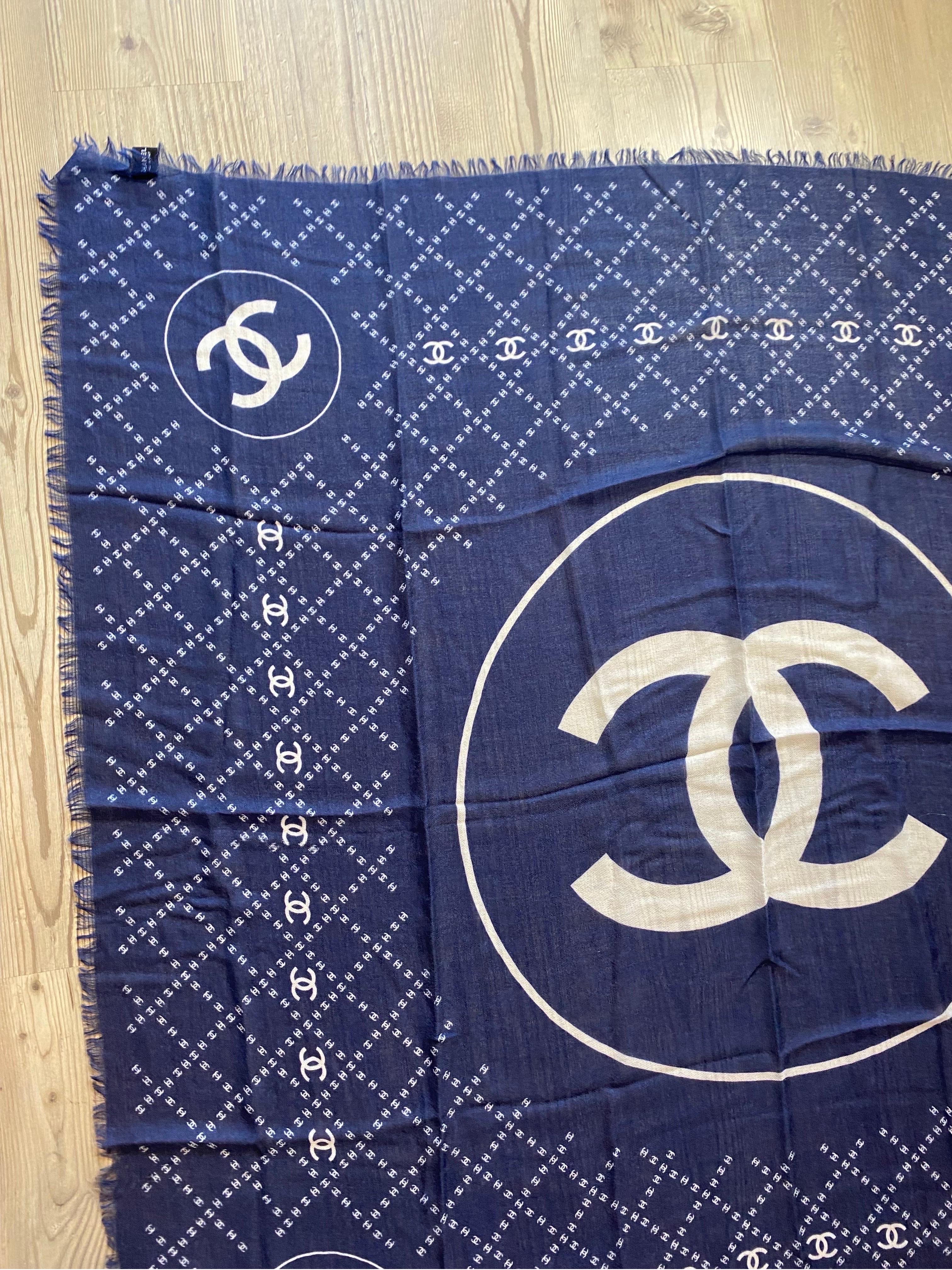 Chanel logo blue cashmere stole In Excellent Condition In Carnate, IT