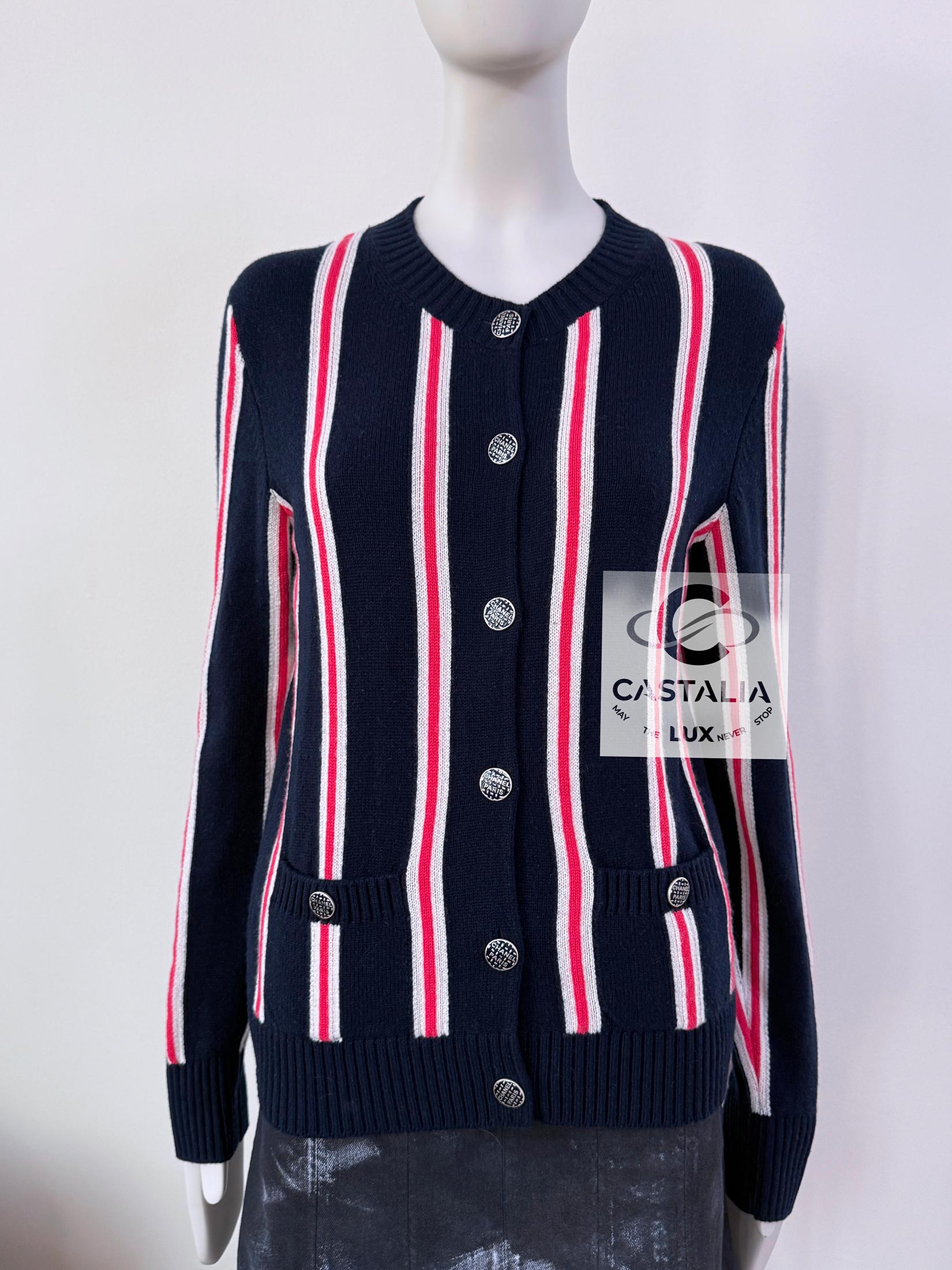 Superb Chanel navy striped cardigan made of softest 100% cashmere
- Chanel / Paris engraved buttons
Size mark 38 FR / Condition: never worn