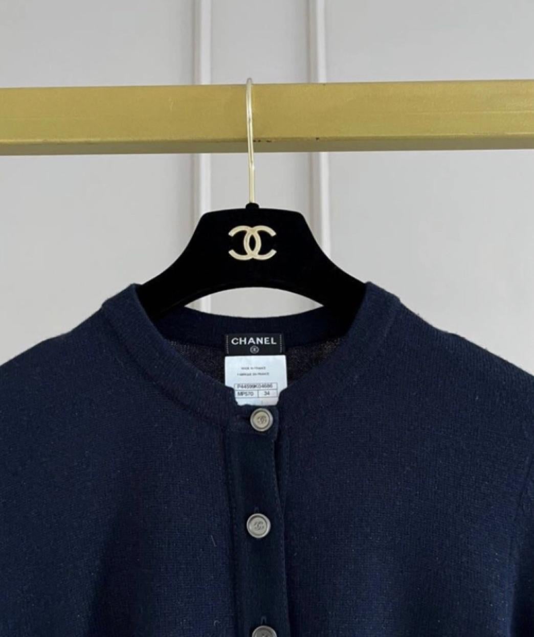 Chanel Logo CC Kleid mit Knopfleiste   im Zustand „Hervorragend“ in Dubai, AE