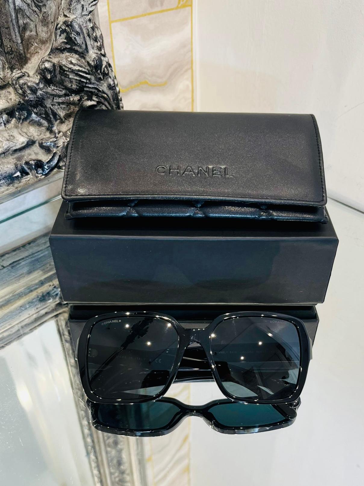 Chanel Logo-Sonnenbrille „CHANEL“ 

Schwarzer Acetatrahmen mit goldenem 'CHANEL'-Schriftzug auf jedem Bügel.

Größe - Einheitsgröße

Zustand - Sehr gut

Zusammensetzung - Kunststoff

Kommt mit - Branded Inner & Outer Box