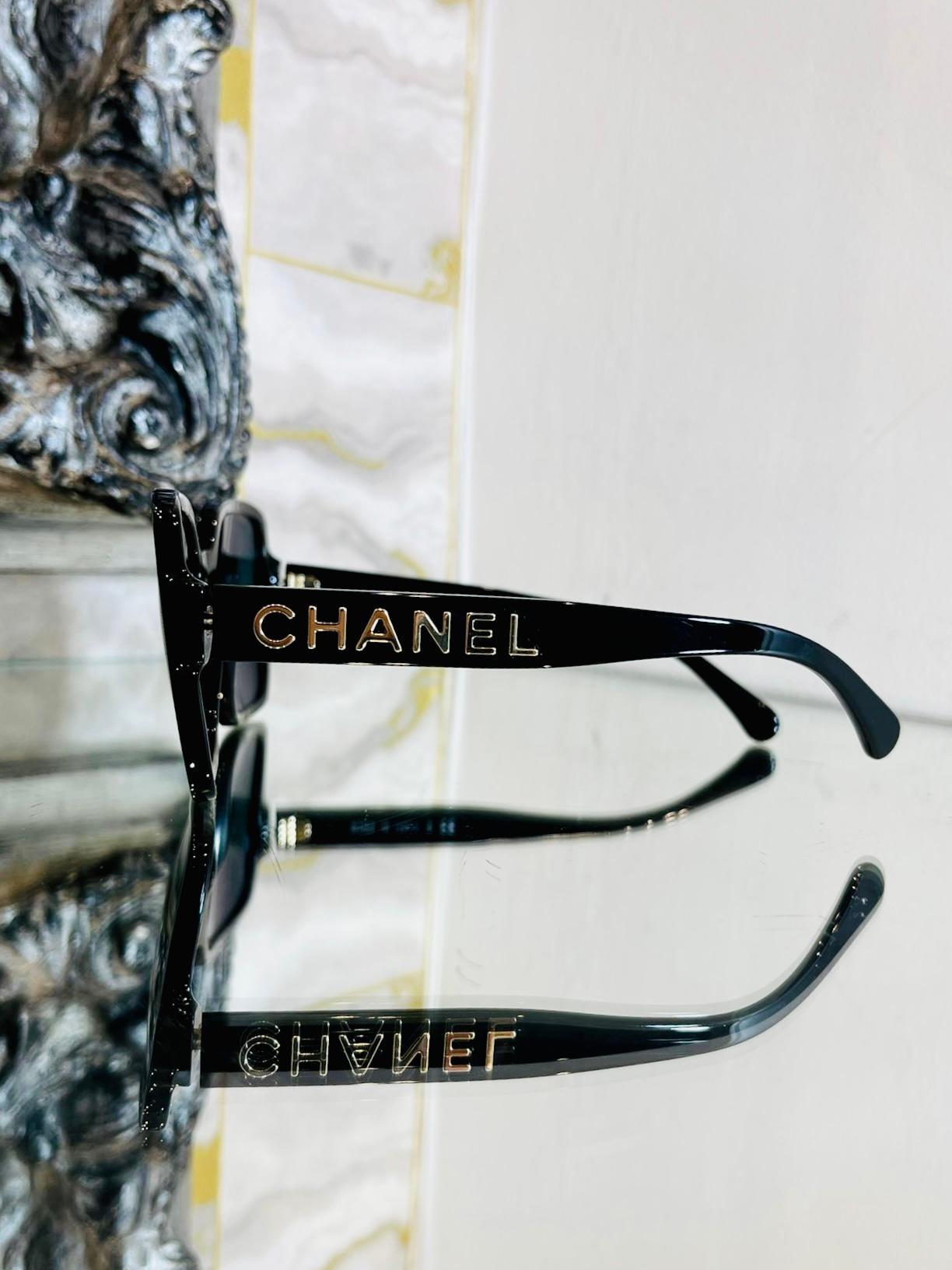 Women's Chanel Logo 'CHANEL' Sunglasses   Black acetate frames with gold 'CHANEL' letter For Sale