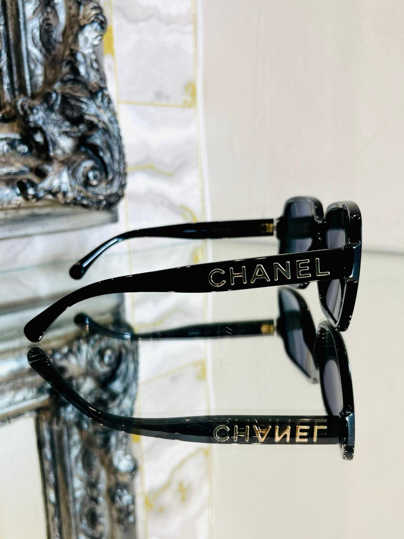 Chanel Logo-Sonnenbrille „CHANEL“   Schwarze Acetatrahmen mit goldenem „CHANEL“-Schriftzug Damen im Angebot