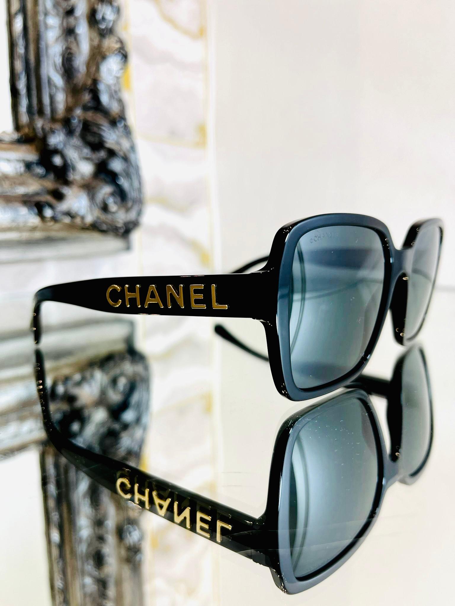 Chanel Logo-Sonnenbrille „CHANEL“   Schwarze Acetatrahmen mit goldenem „CHANEL“-Schriftzug im Angebot 2