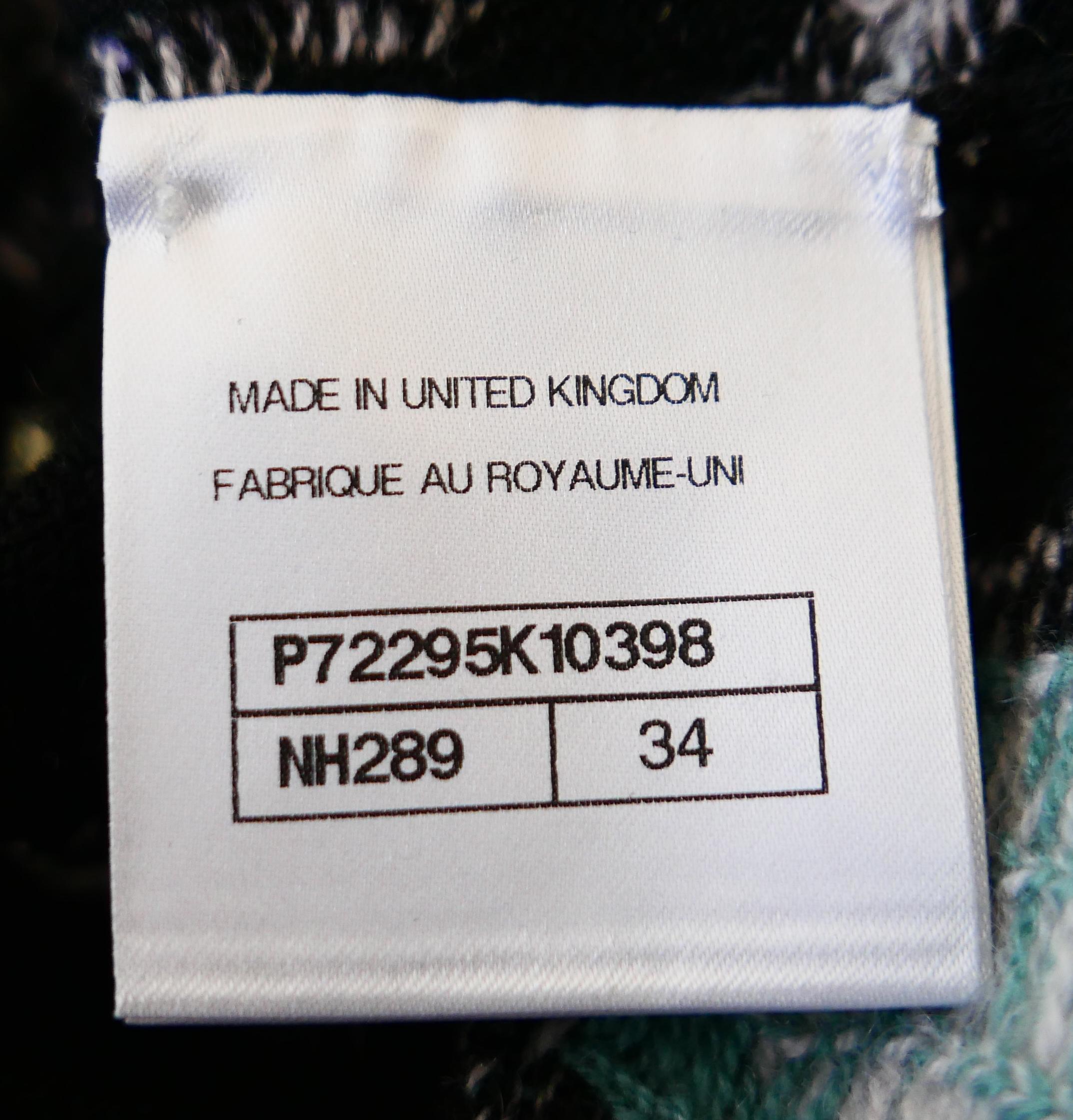 Chanel - Cardigan en cachemire avec logo et breloque - Printemps 2022 22P en vente 5