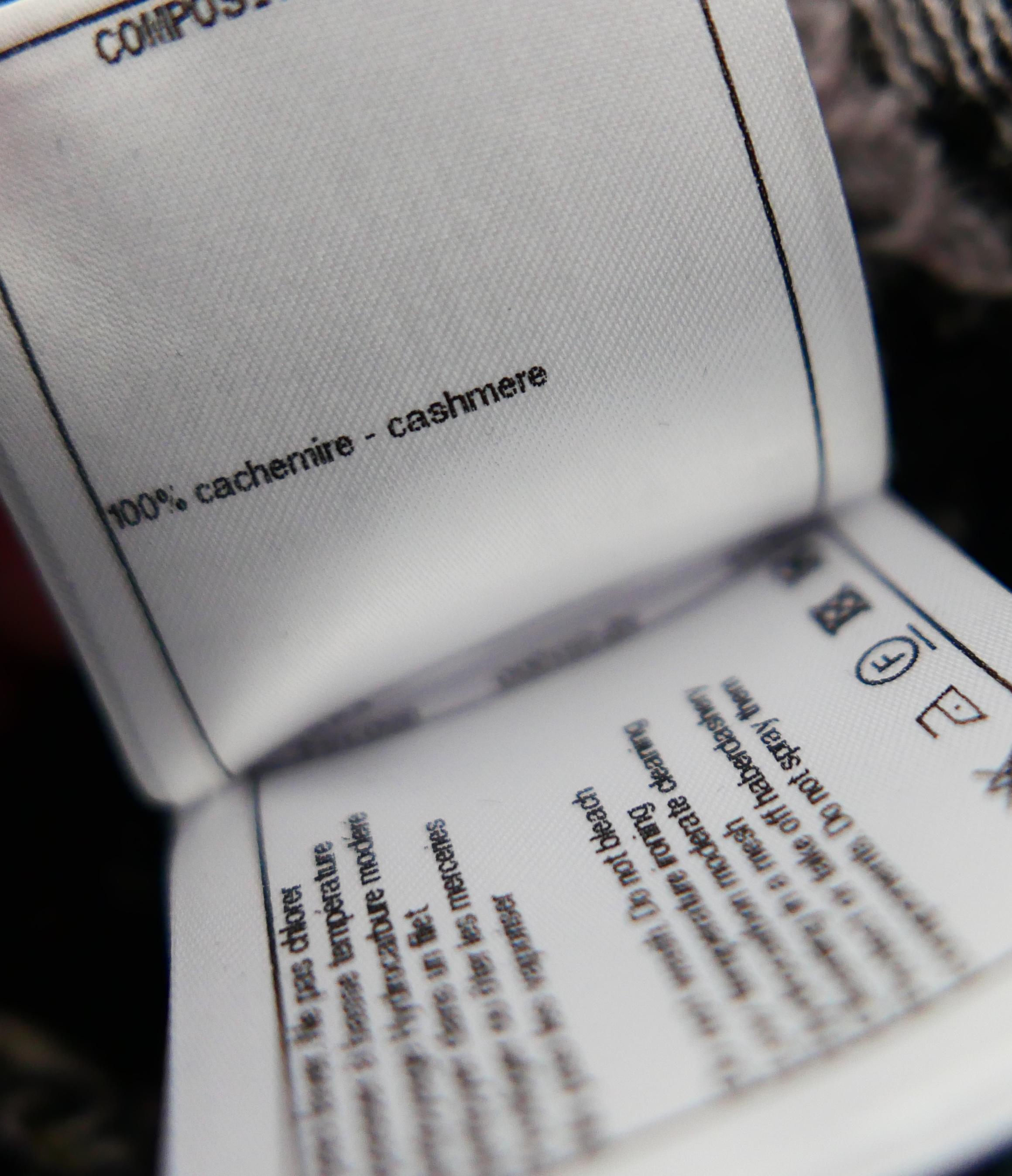 Chanel - Cardigan en cachemire avec logo et breloque - Printemps 2022 22P en vente 6
