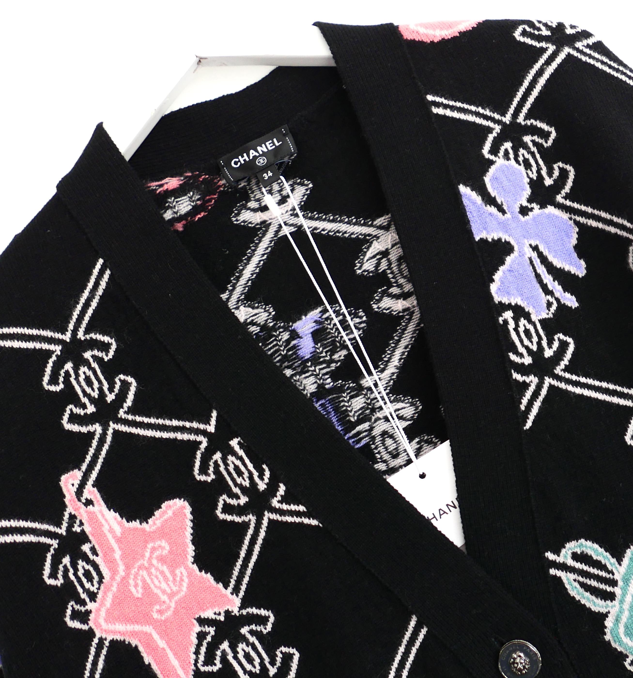 Noir Chanel - Cardigan en cachemire avec logo et breloque - Printemps 2022 22P en vente