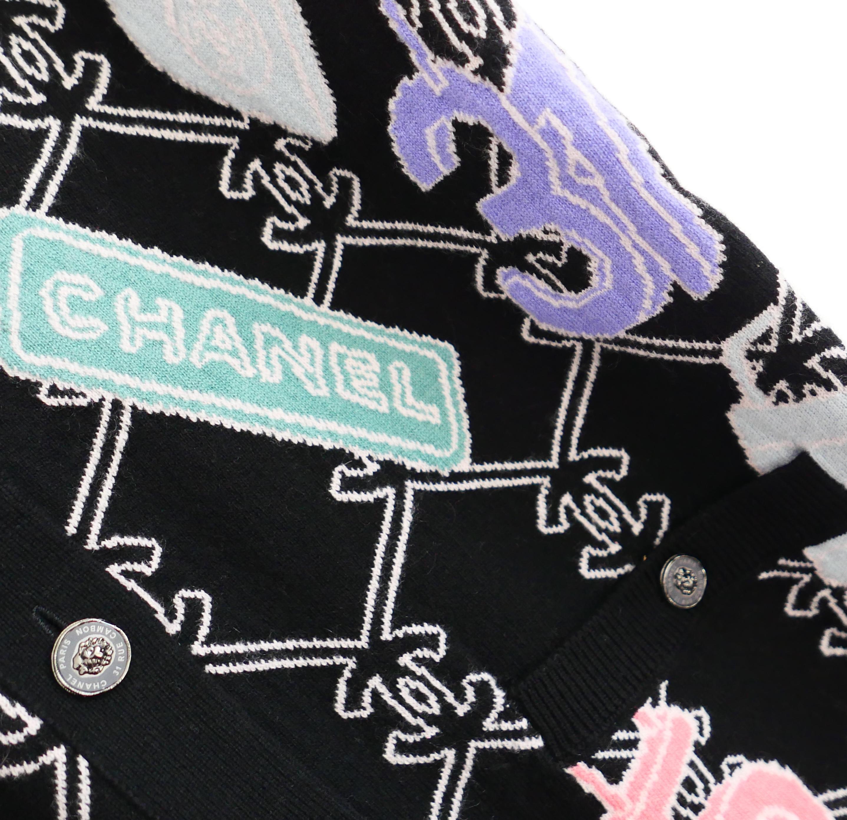 Chanel - Cardigan en cachemire avec logo et breloque - Printemps 2022 22P Neuf - En vente à London, GB