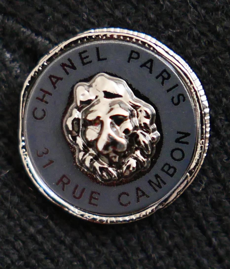 Chanel - Cardigan en cachemire avec logo et breloque - Printemps 2022 22P Pour femmes en vente