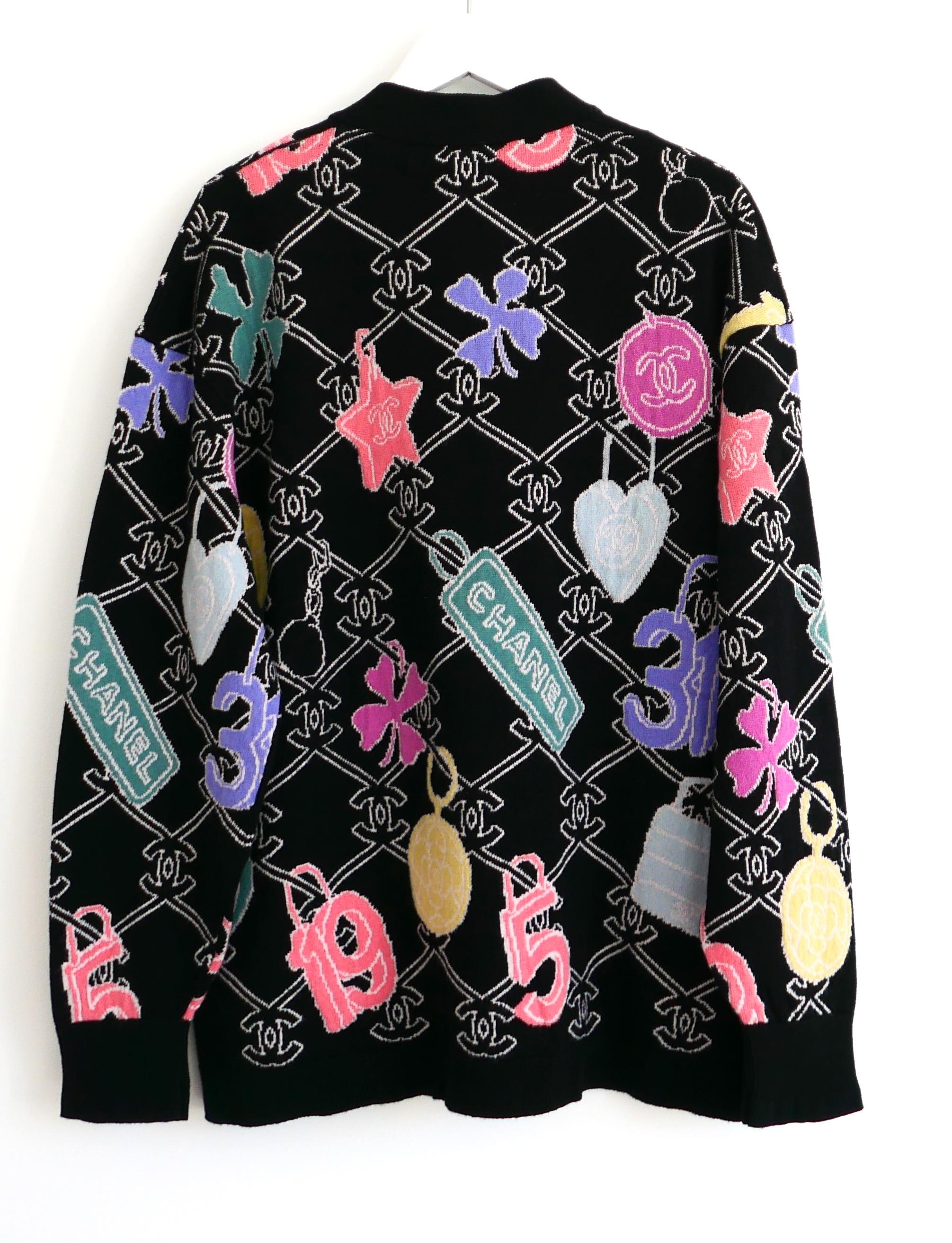 Chanel - Cardigan en cachemire avec logo et breloque - Printemps 2022 22P en vente 1