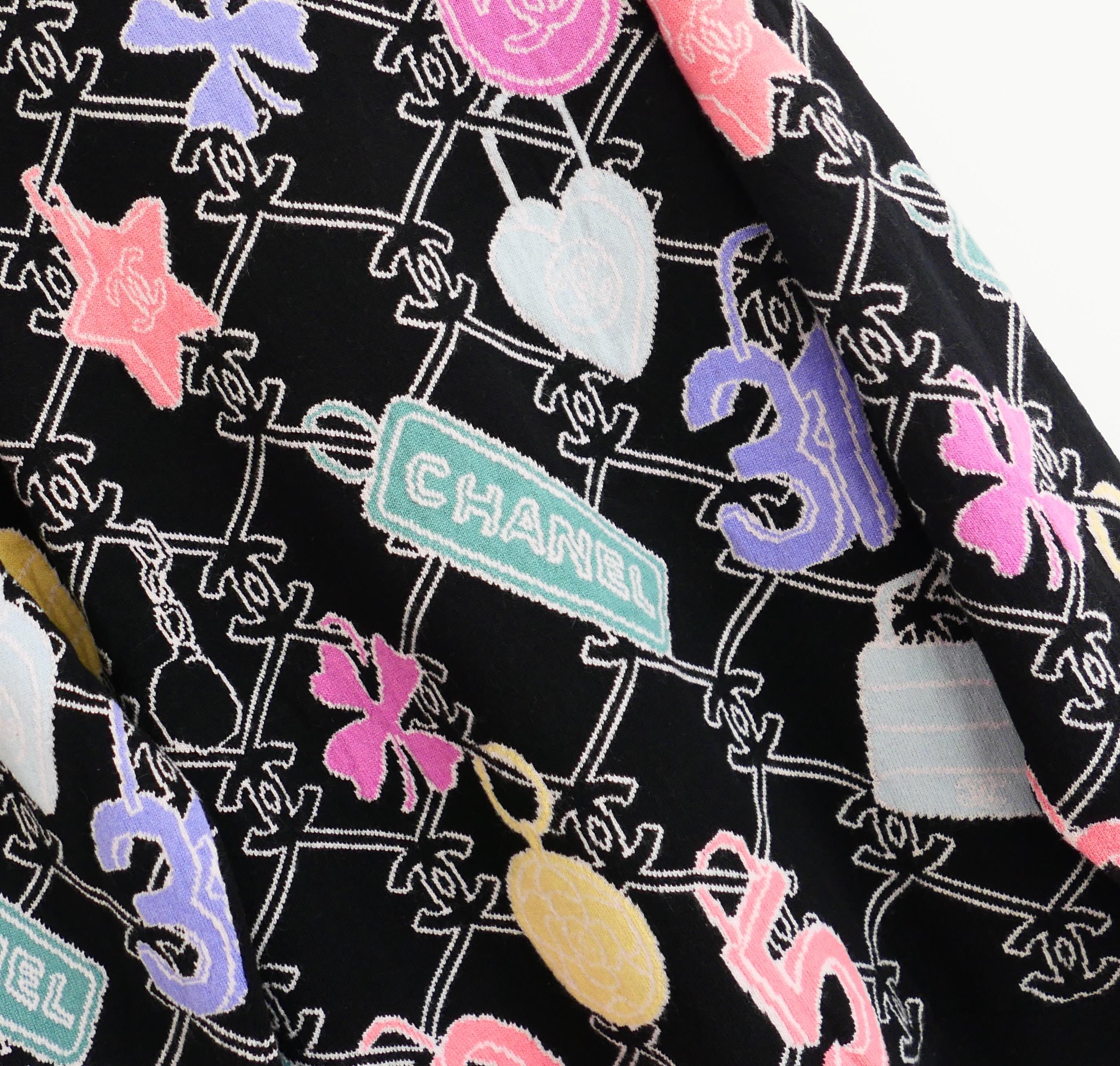 Chanel - Cardigan en cachemire avec logo et breloque - Printemps 2022 22P en vente 2