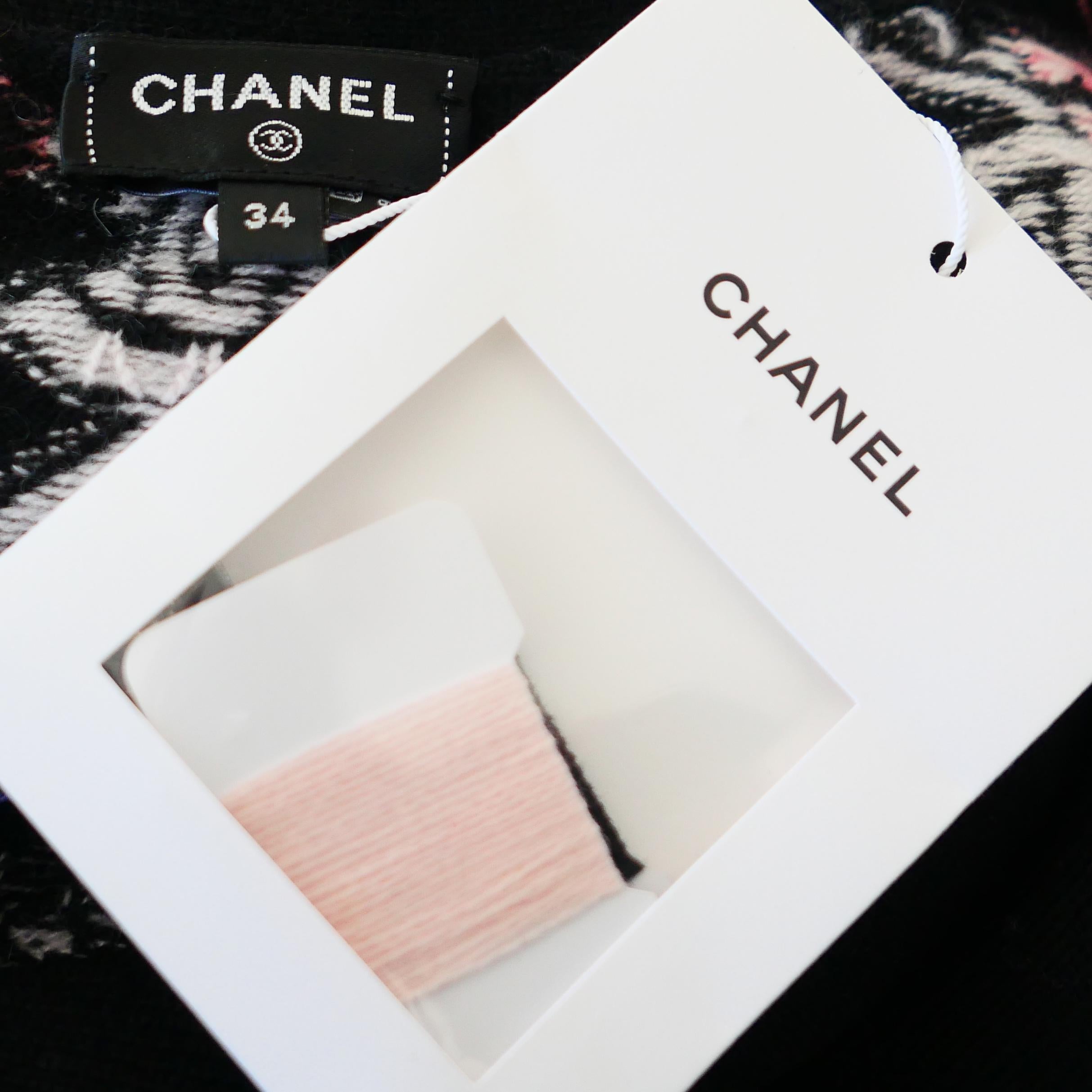 Chanel - Cardigan en cachemire avec logo et breloque - Printemps 2022 22P en vente 3