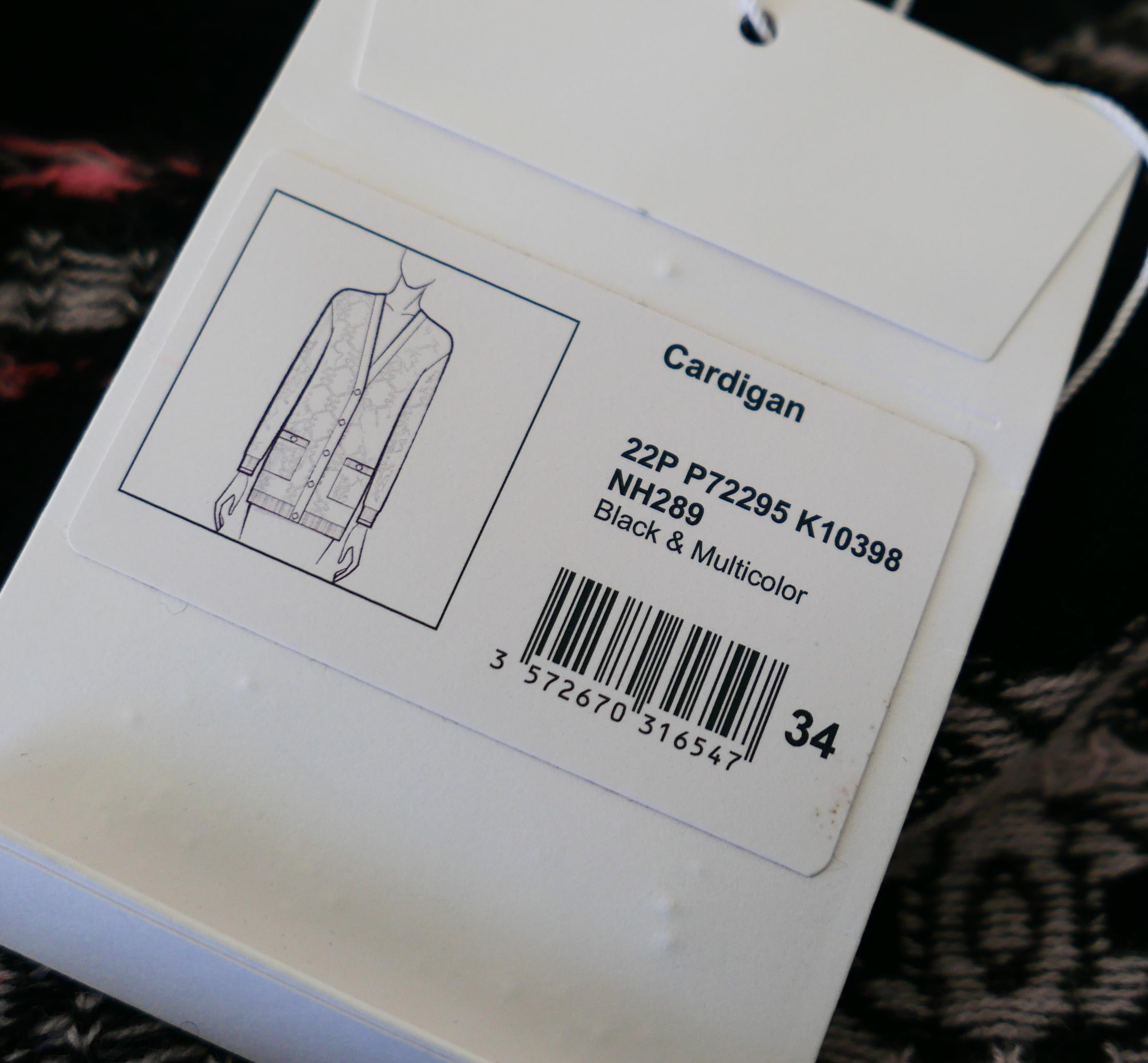 Chanel - Cardigan en cachemire avec logo et breloque - Printemps 2022 22P en vente 4