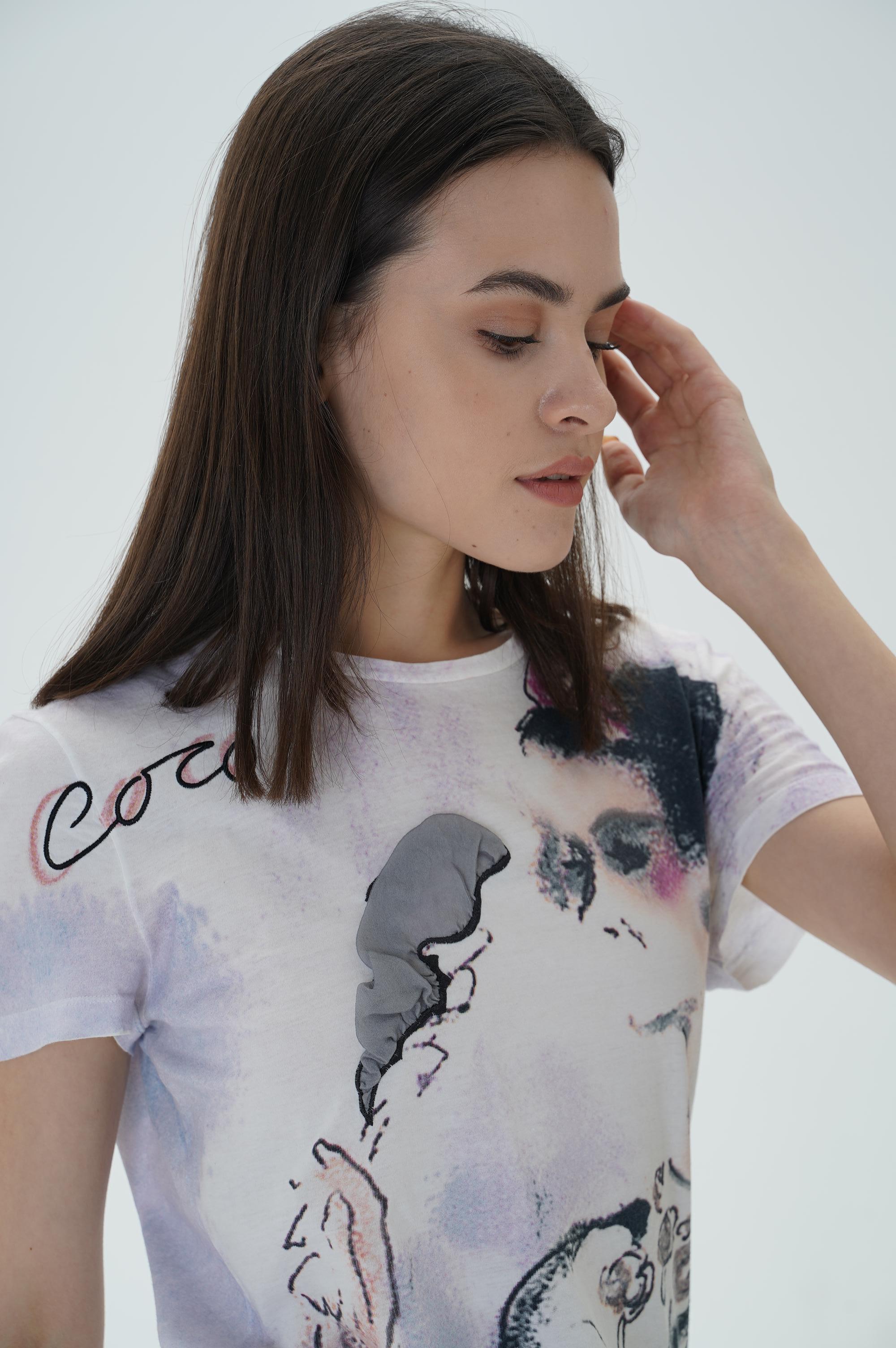 Chanel Logo Coco Chanel Smoking Printed T-Shirt Pre-Owned

Chanel by Karl Lagerfeld
Collection: 2010 spring / summer collection
Style: MP119 / P37873K02540
Country of production: France
This gorgeous and rare Chanel T-shirt with Coco Chanel smoking