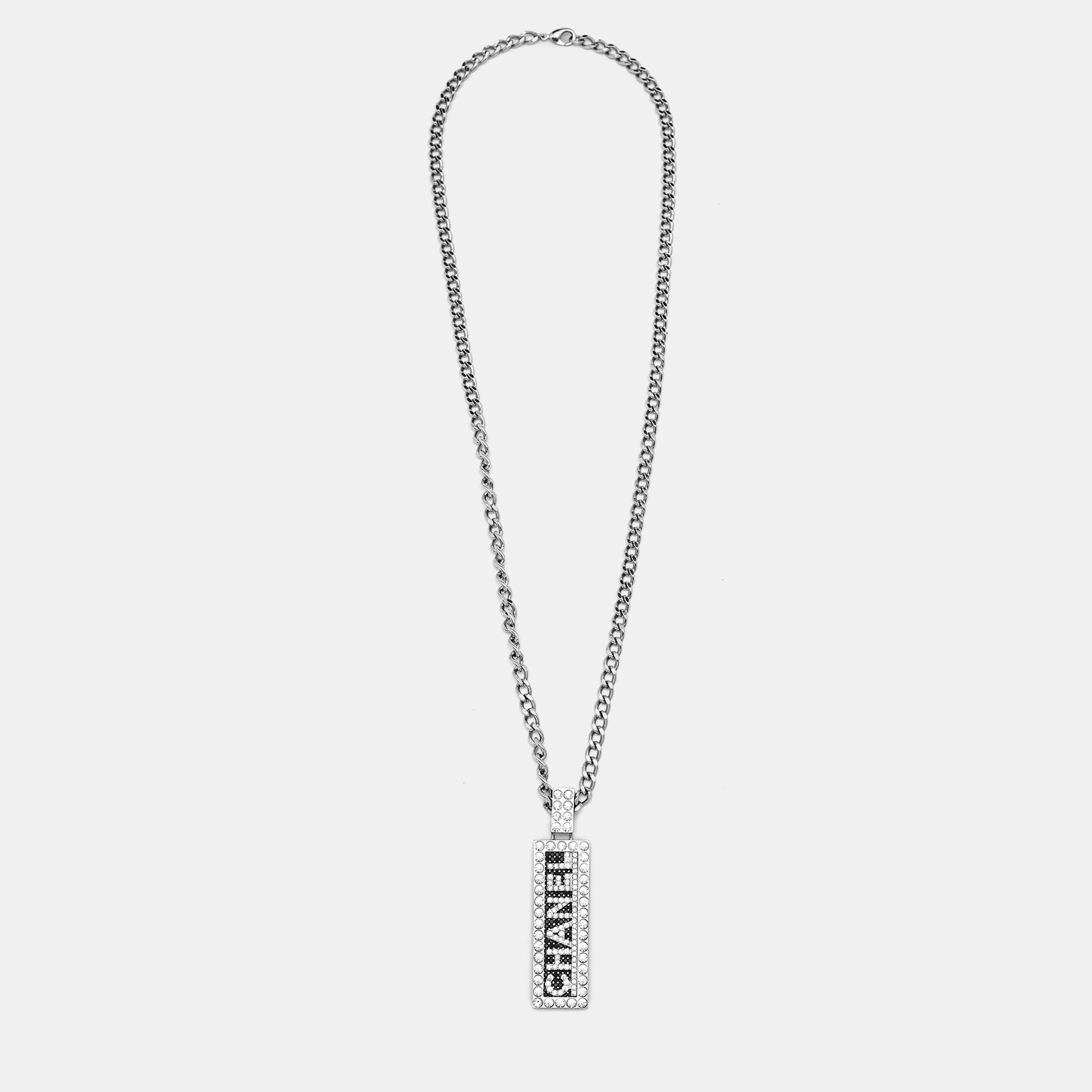 Define your neck with this super-stylish necklace by Chanel. It is a masterfully crafted creation that promises to hold its beauty and value for a long time.


