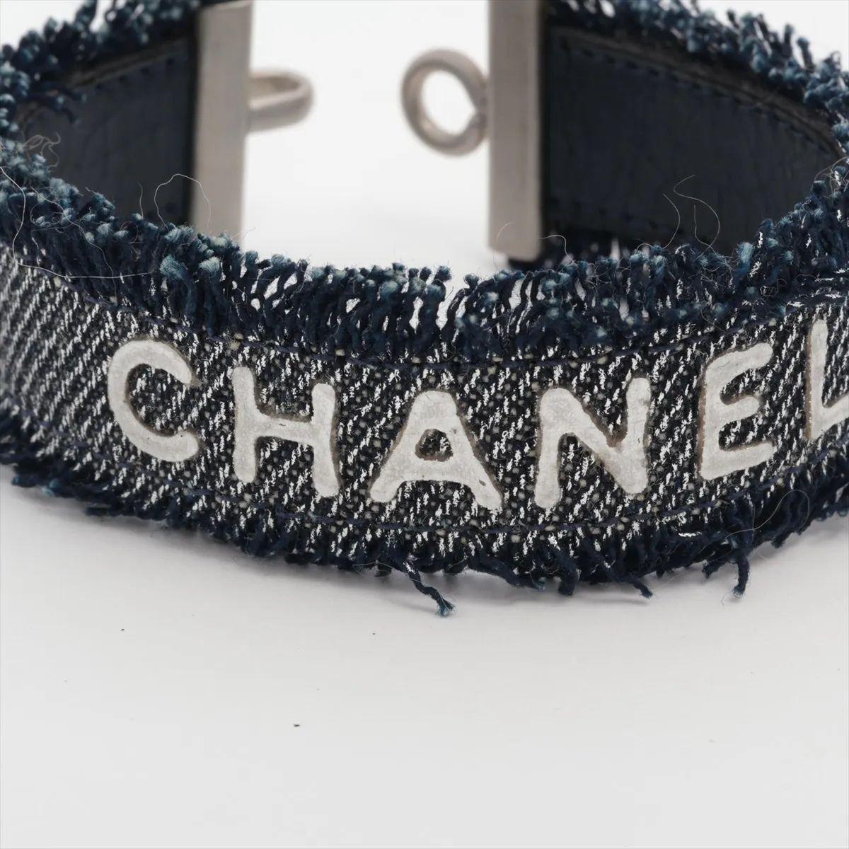 Donna Bracciale Chanel Logo Denim in vendita