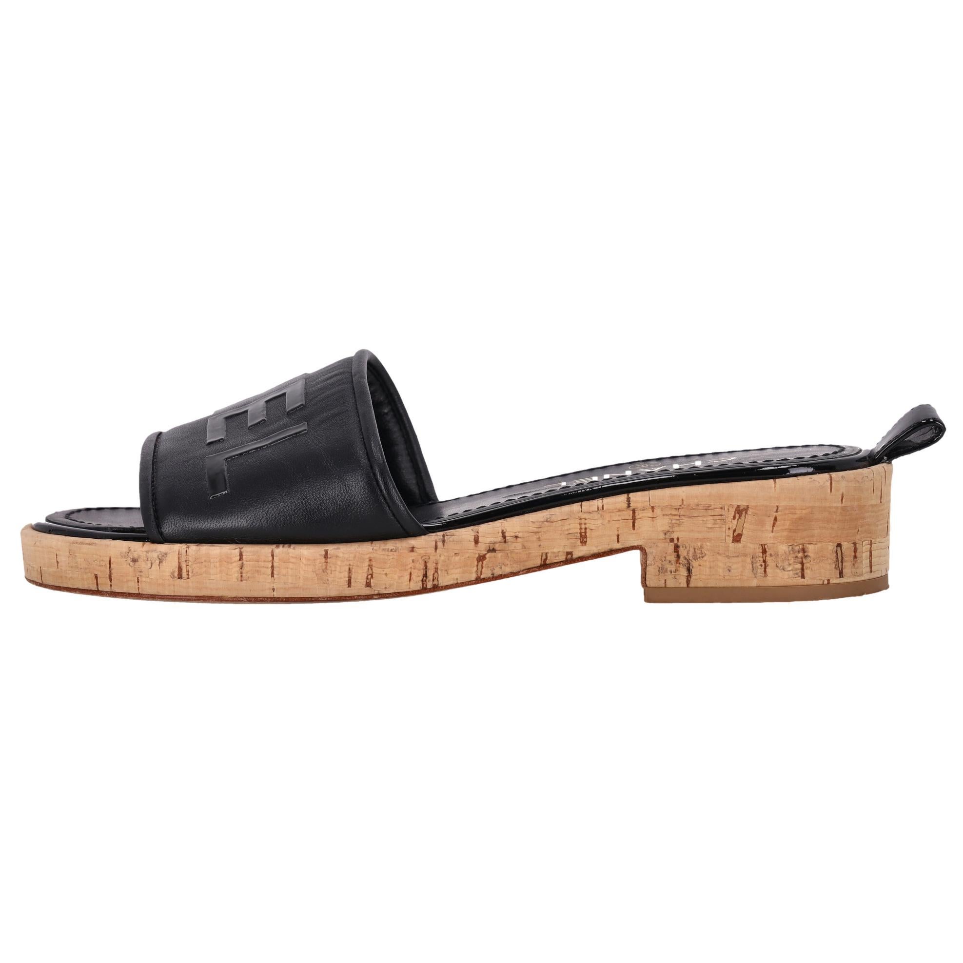 Adoriamo - Scivoli in pelle di sughero con logo Chanel in rilievo

Scivoli neri realizzati in pelle di agnello e impreziositi dalla scritta 