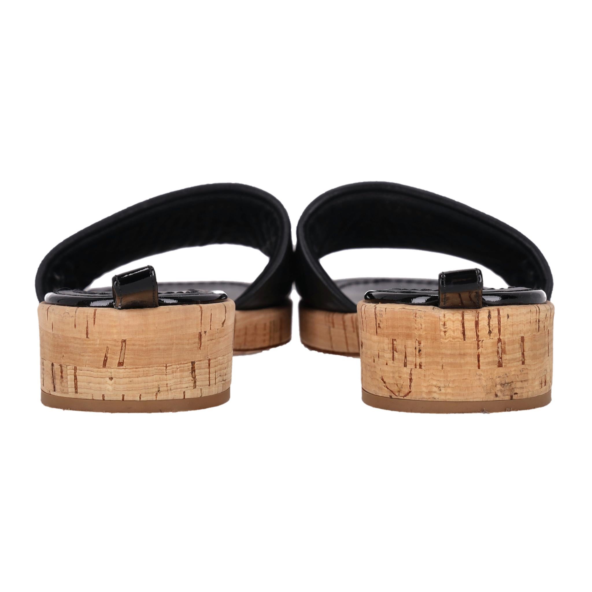 Nero Scivoli in pelle di sughero con logo Chanel in rilievo in vendita