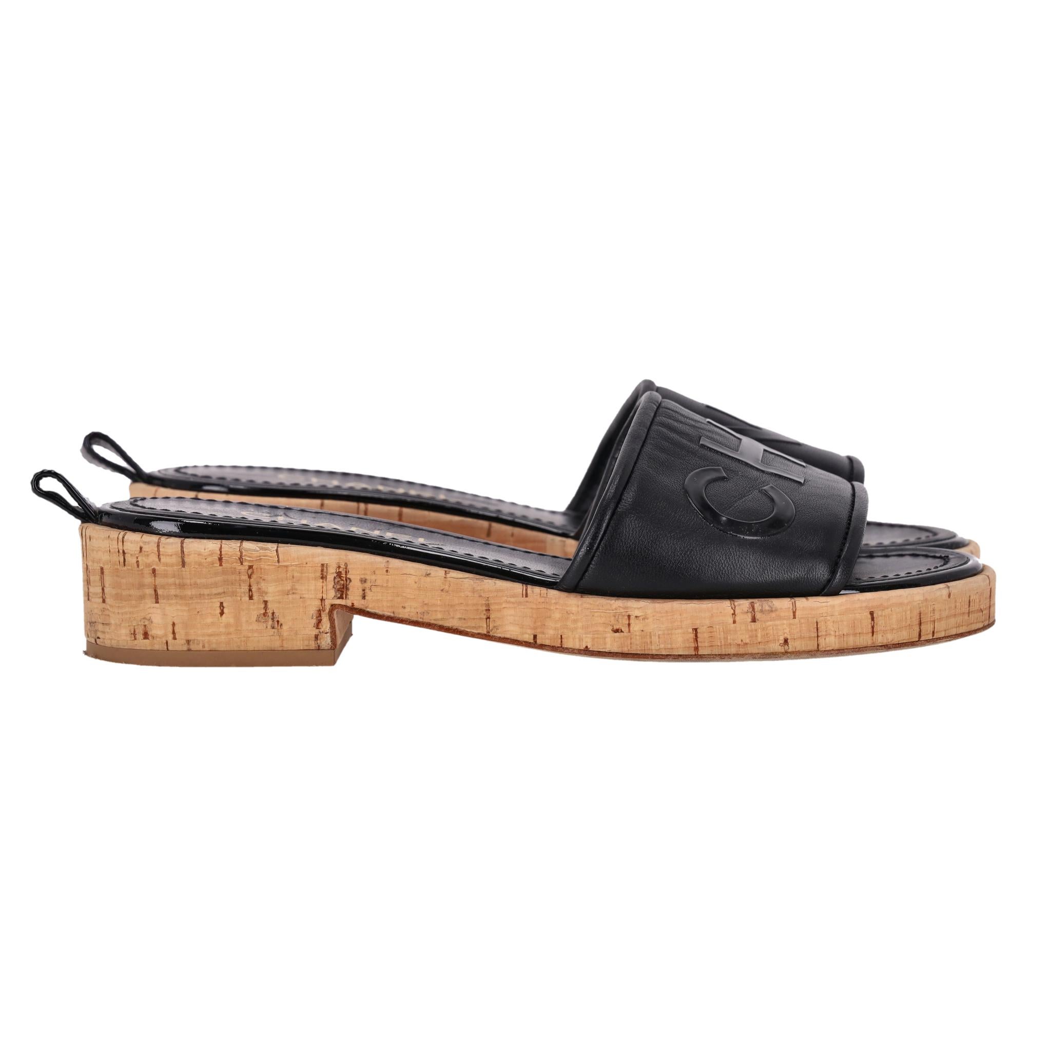 Scivoli in pelle di sughero con logo Chanel in rilievo In condizioni ottime in vendita a London, GB