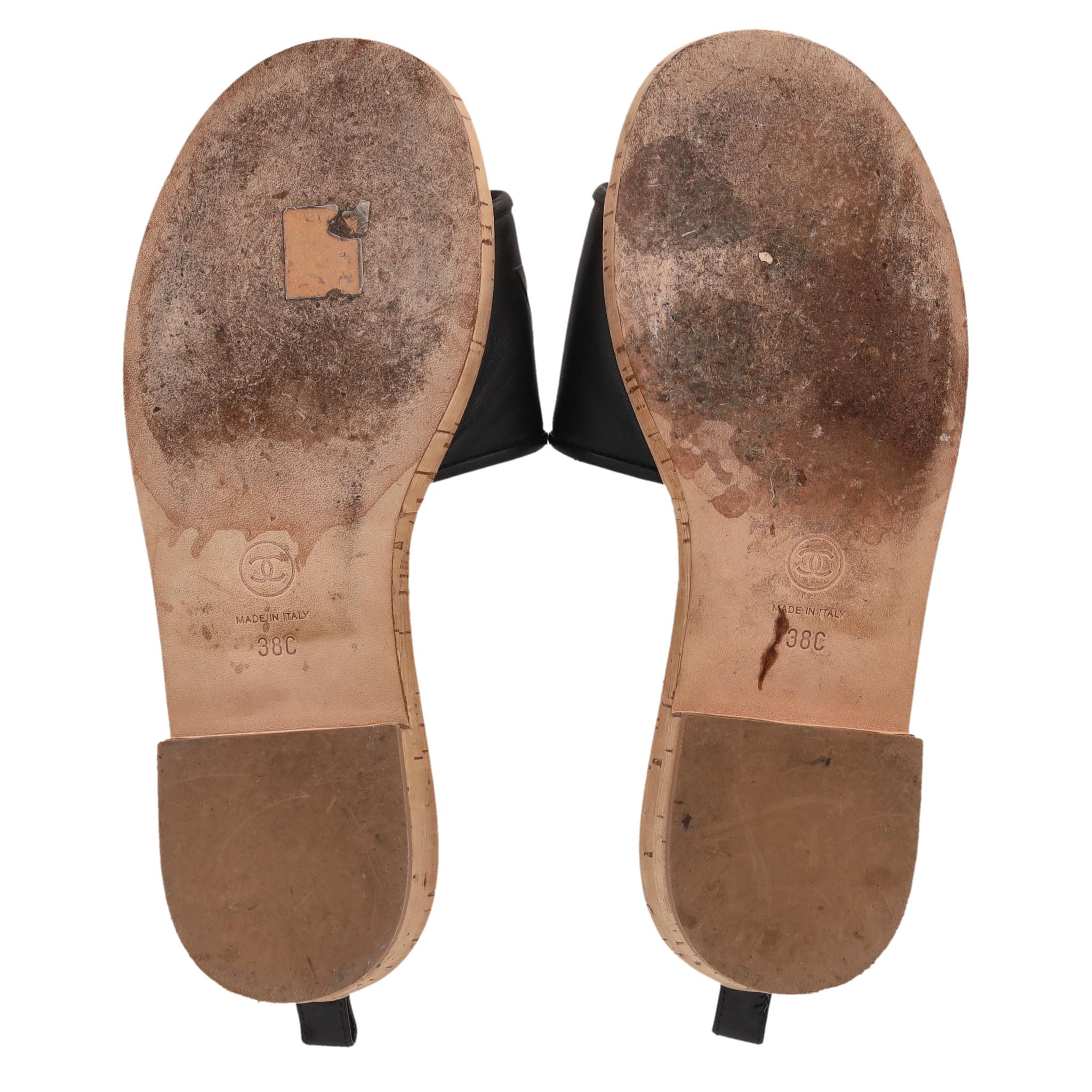 Donna Scivoli in pelle di sughero con logo Chanel in rilievo in vendita