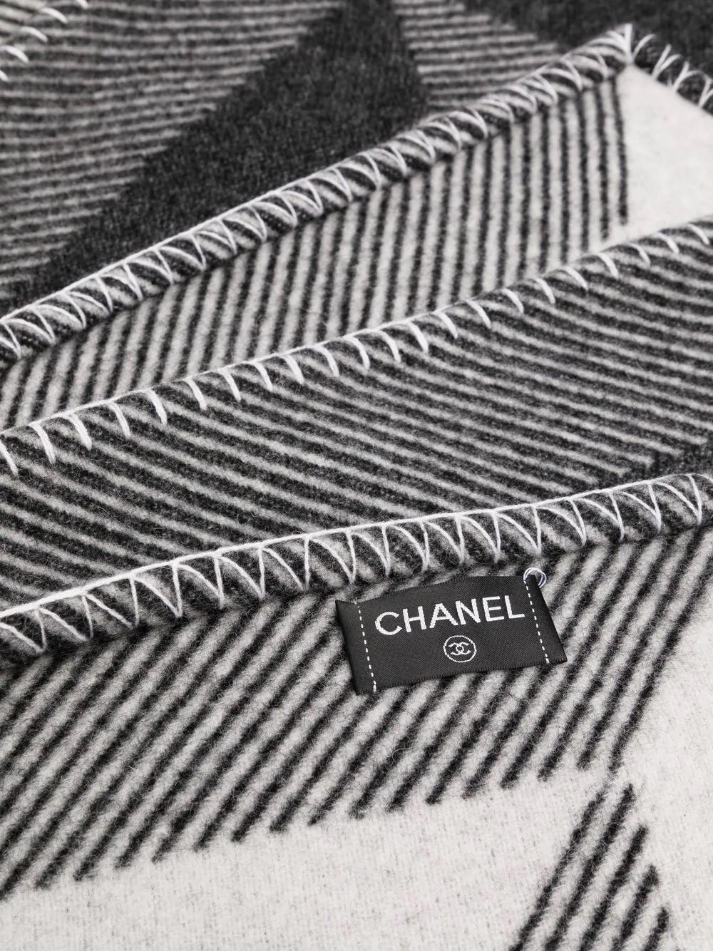 Live in absolute luxury with this cashmere wool blend Chanel blanket. With the classic interlocking double CC logo at the centre of the blanket, you can bring a little Chanel into your living room or bedroom. 

Colour: Grey

Composition: Wool/