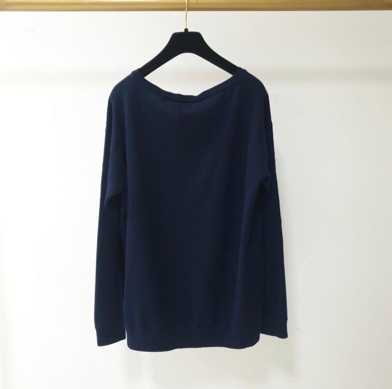 Sweater LIMITED EDITION 100% cashmere navy blue, white lion's head motif is embroidered on the front.
Sz.36
Very good condition.