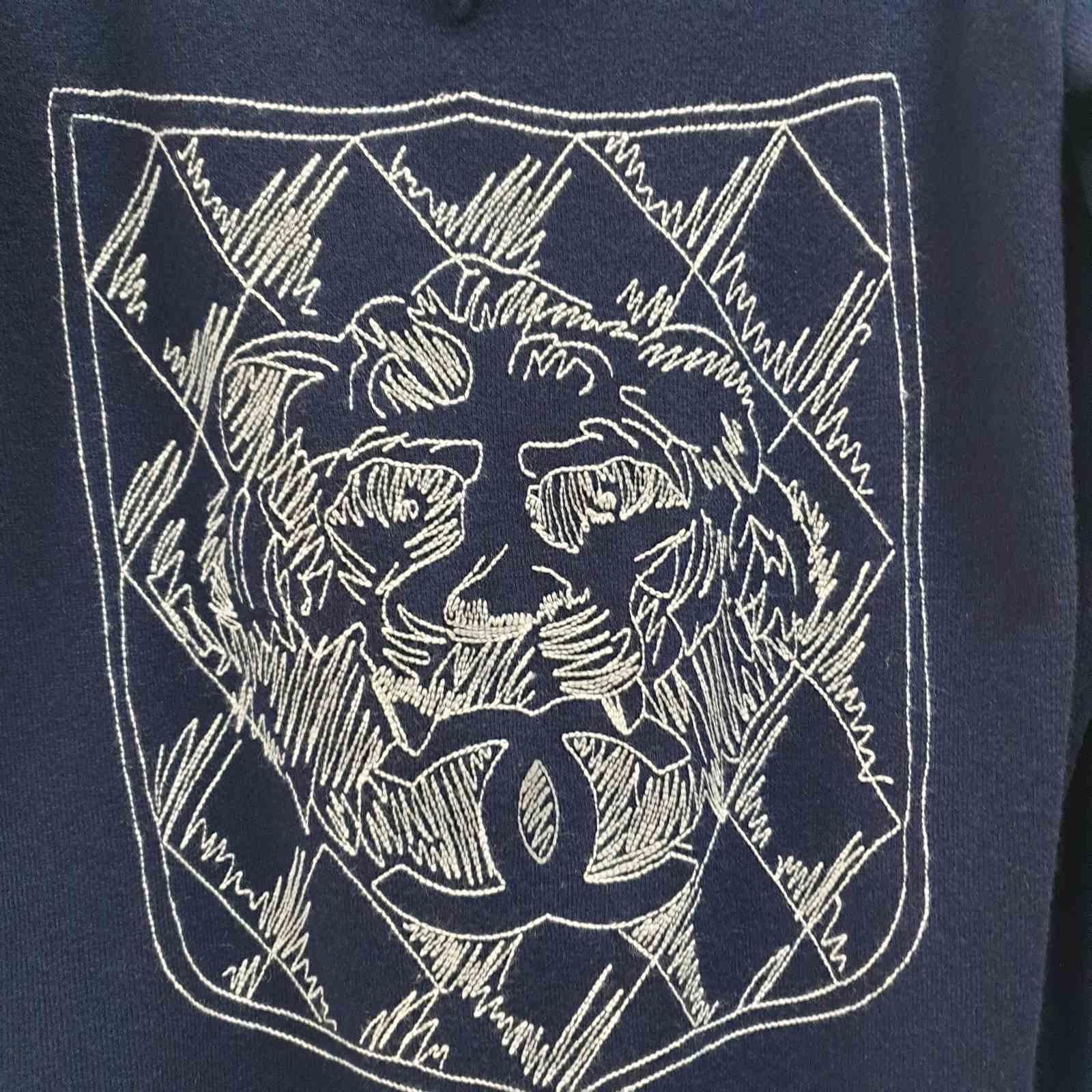 Chanel Logo Lion Cashmere Sweater In Good Condition For Sale In Krakow, PL