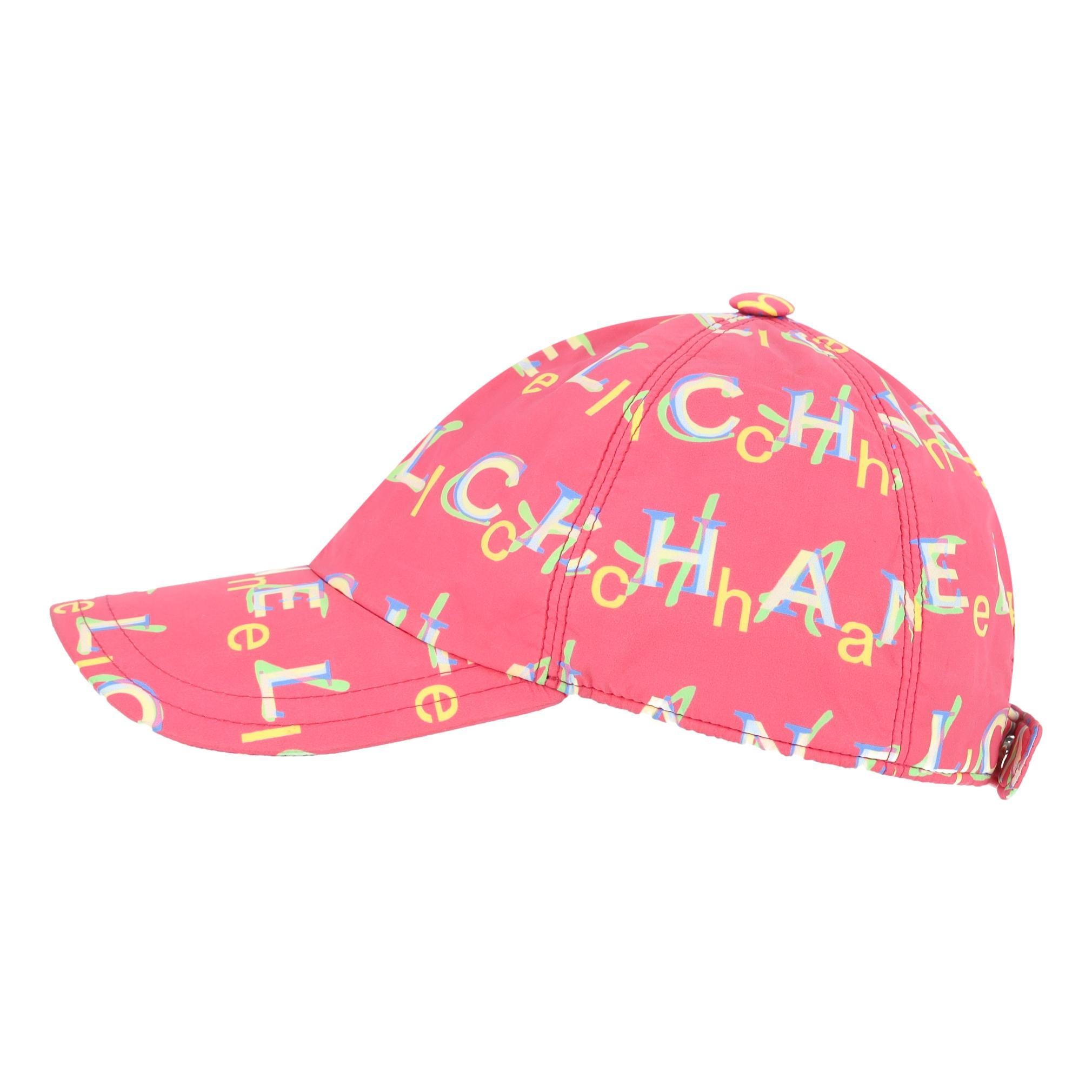 Chanel Logo Nylon Cap

Casquette fuchsia/rouge con�çue avec des lettres multicolores superposées du logo 'Chanel'.

La visière est incurvée et le dos est ouvert et ajustable. Deux logos argentés 