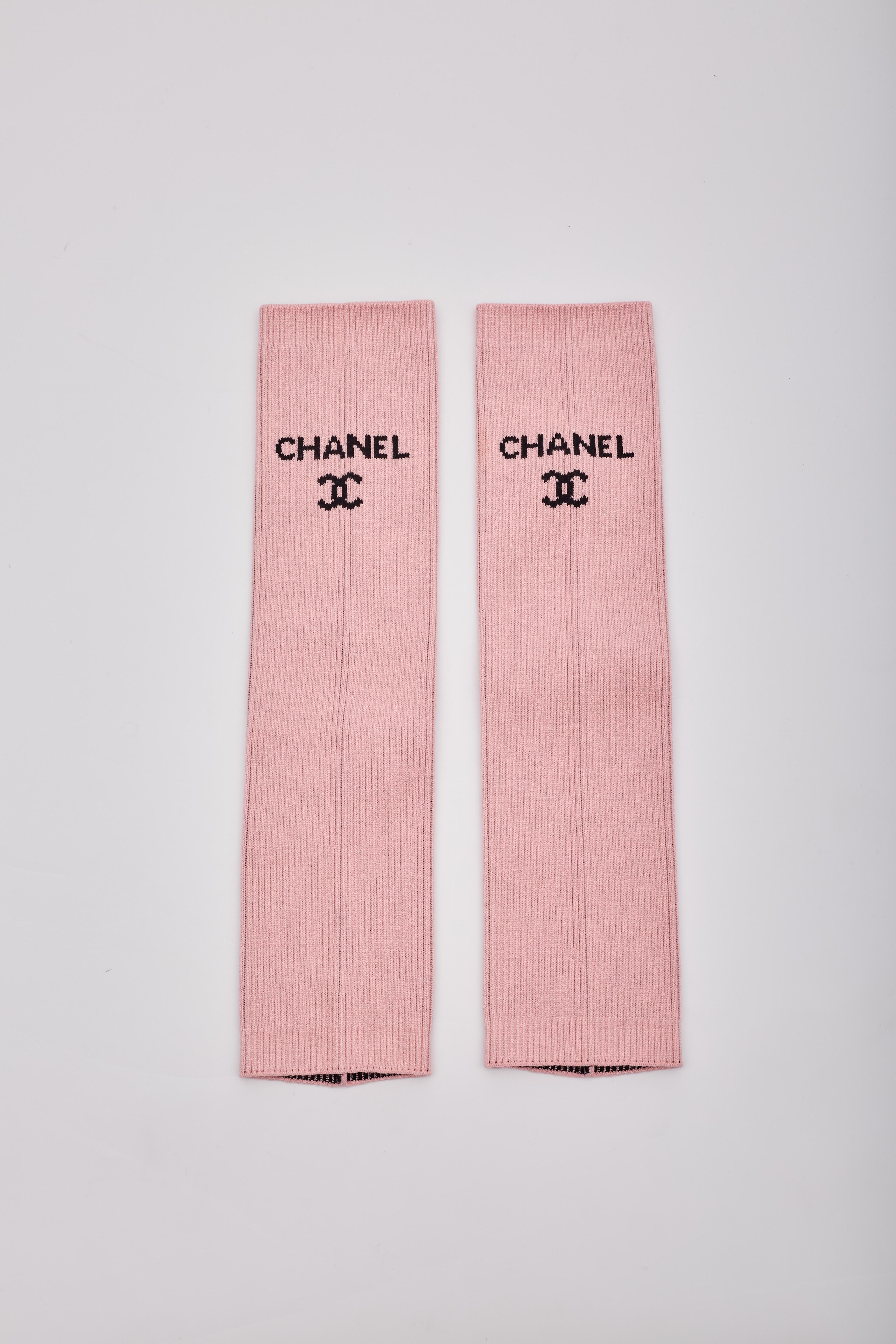Chanel Logo Pink Knit Leg Warmers Gaiters In New Condition For Sale In Montreal, Quebec